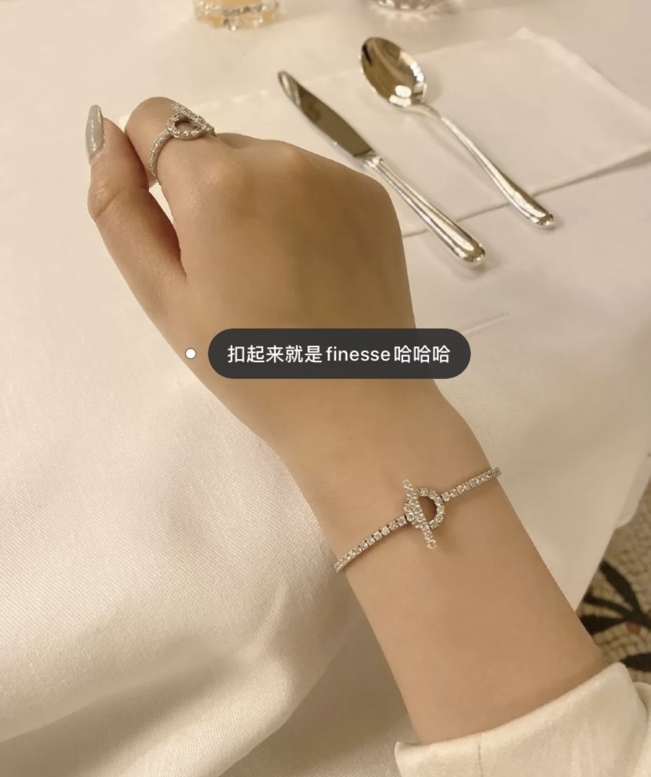 【He@mes最新款🆕🆕银色满钻小Q手链】一致官网黄铜材质，非常的上镜‼️设计很特别值得入手。高级手工坊