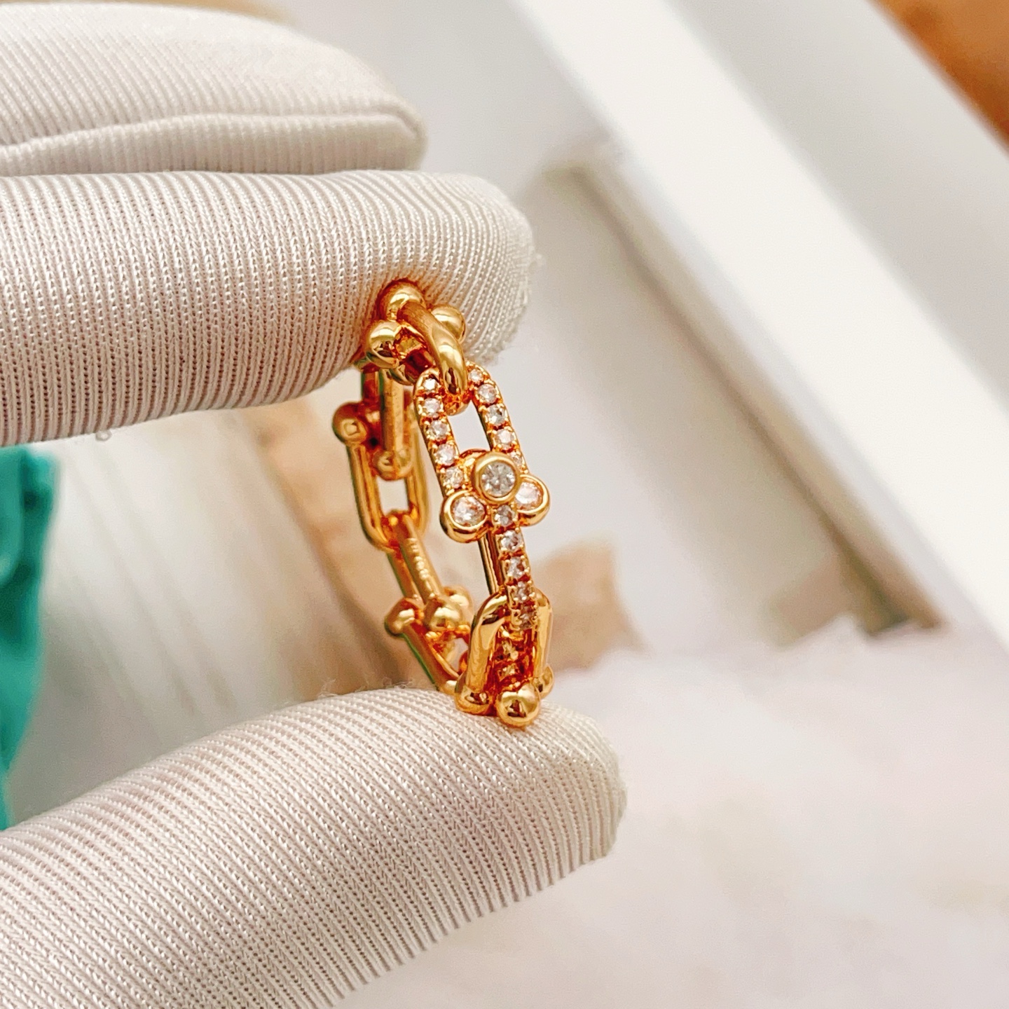 Tiffany & Co. Tiffany*帝芙尼最新款，非常的上镜‼ 设计很特别值得入手 高级手工坊系列