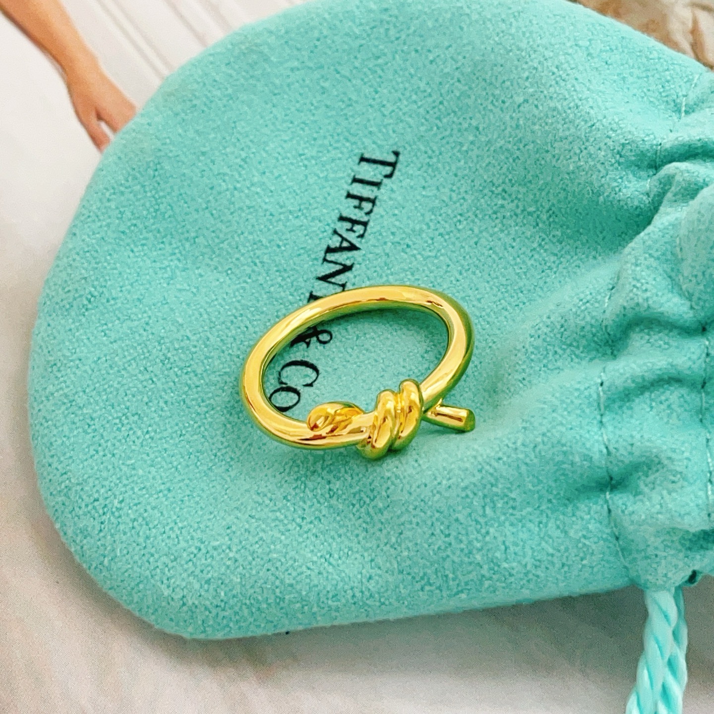 Tiffany & Co. Tiffany*帝芙尼最新款，非常的上镜‼ 设计很特别值得入手 高级手工坊系列