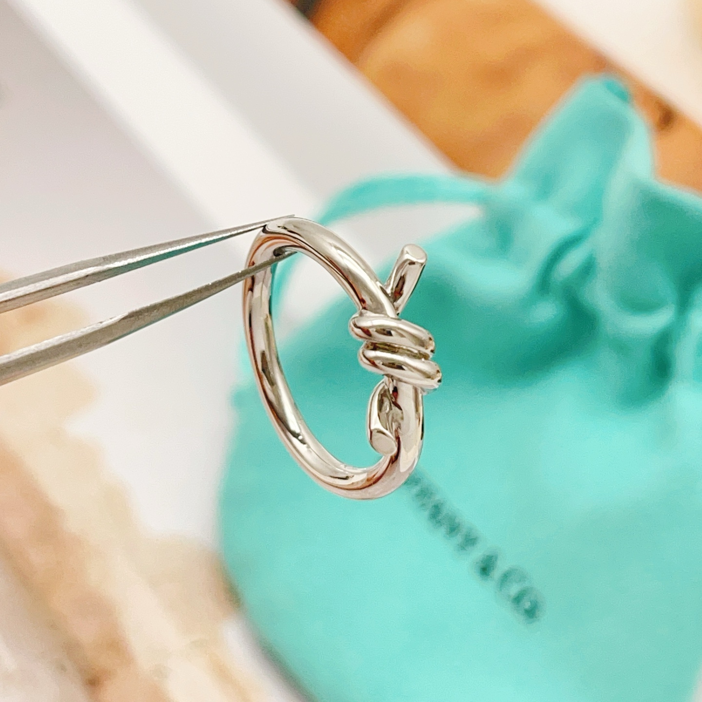 Tiffany & Co. Tiffany*帝芙尼最新款，非常的上镜‼ 设计很特别值得入手 高级手工坊系列