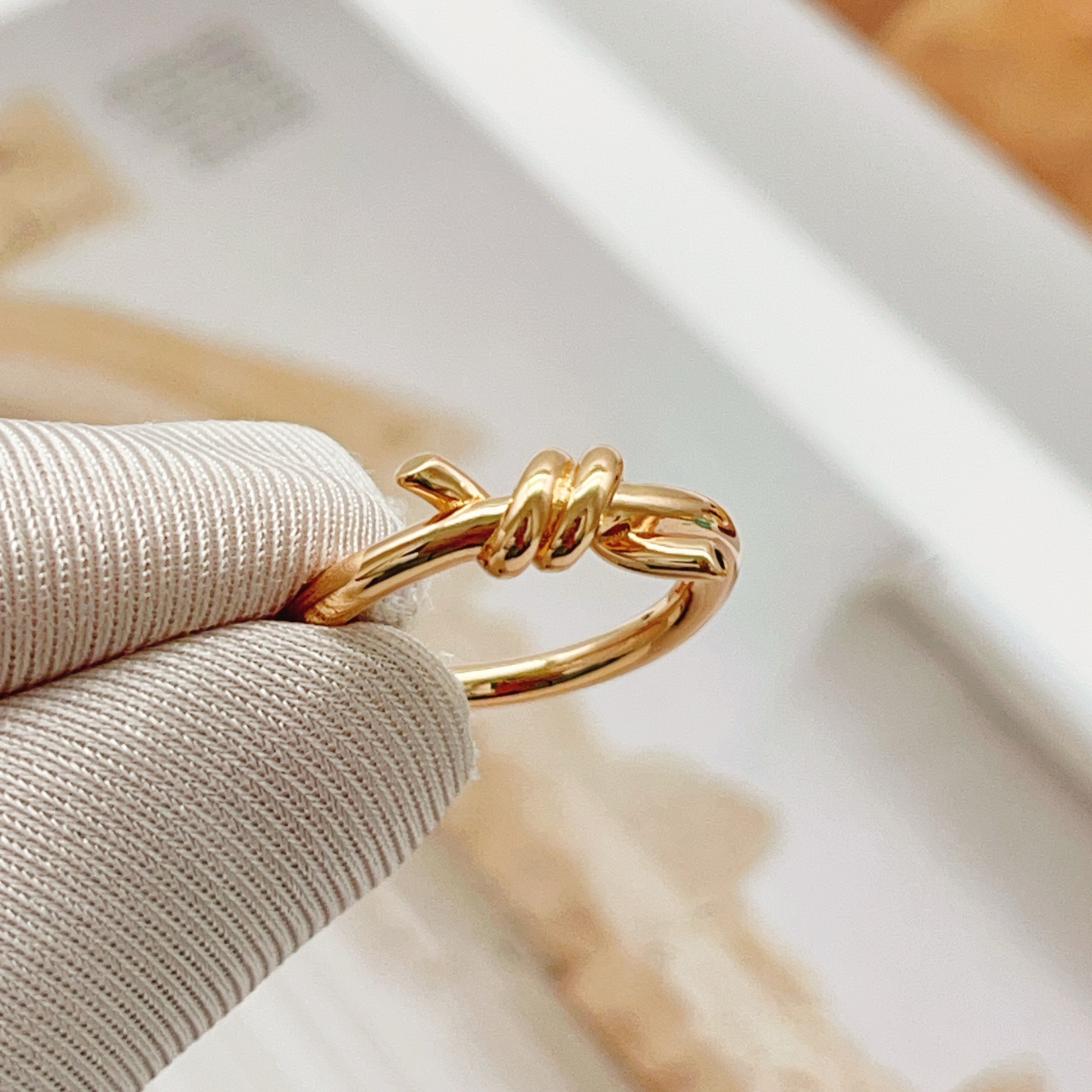 Tiffany & Co. Tiffany*帝芙尼最新款，非常的上镜‼ 设计很特别值得入手 高级手工坊系列