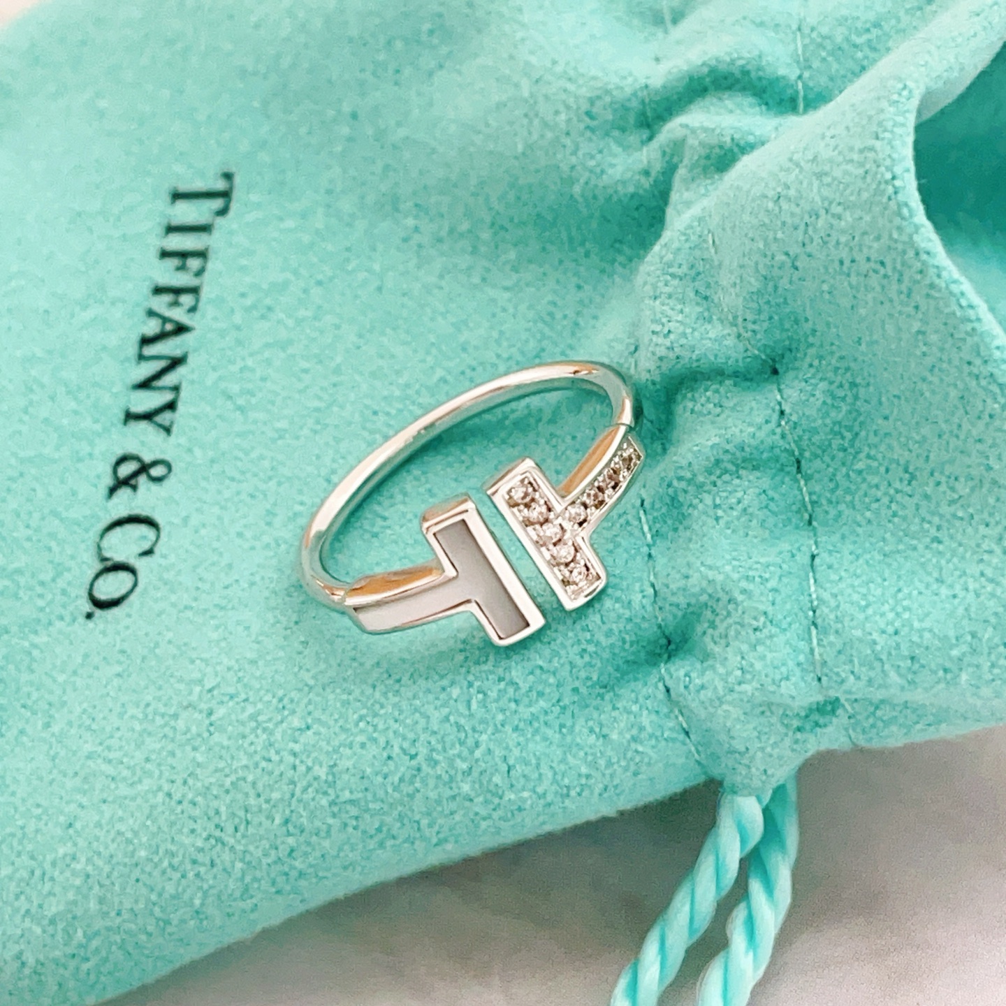 Tiffany & Co. Tiffany*帝芙尼最新款，非常的上镜‼ 设计很特别值得入手 高级手工坊系列