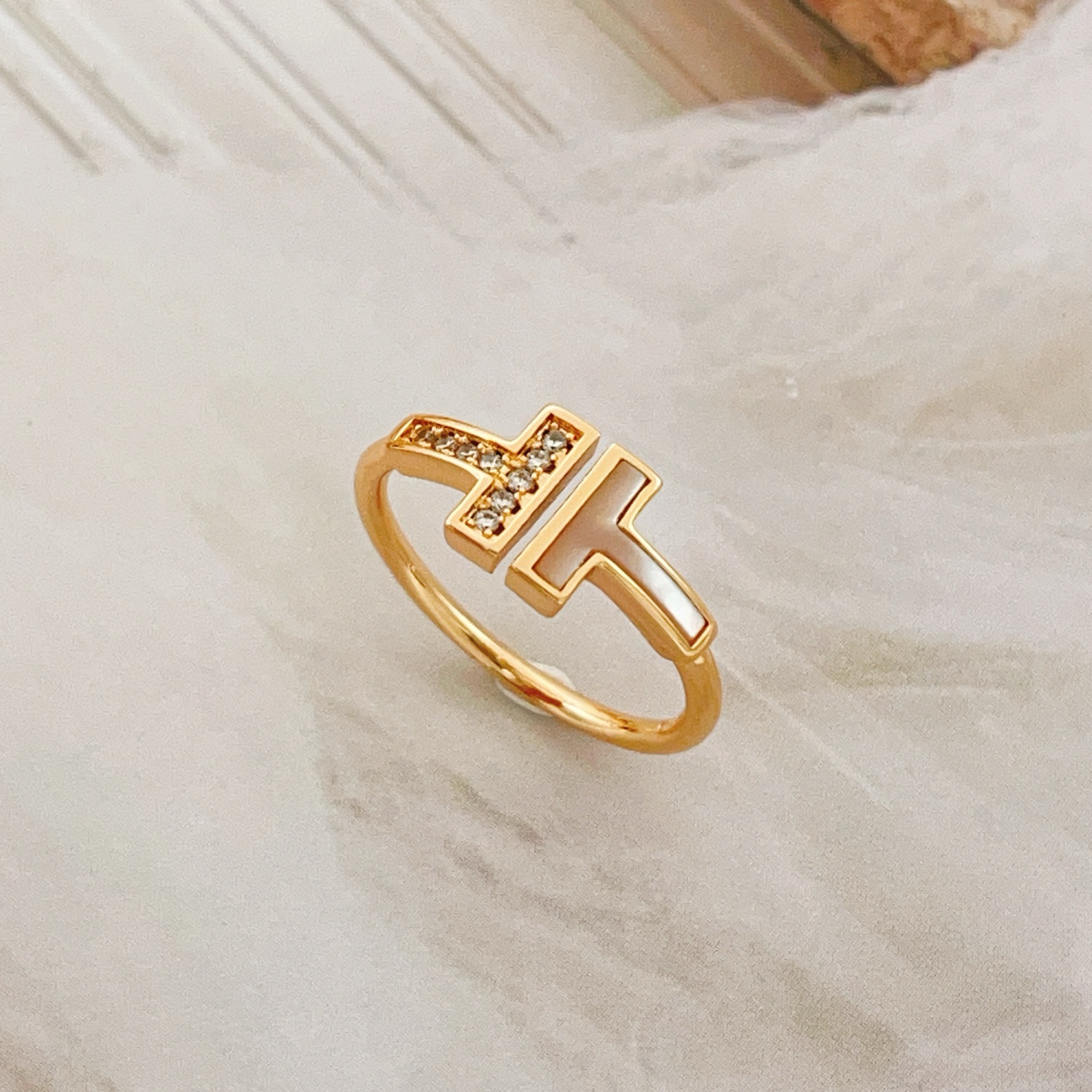 Tiffany & Co. Tiffany*帝芙尼最新款，非常的上镜‼ 设计很特别值得入手 高级手工坊系列