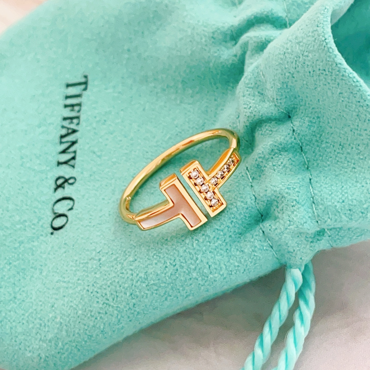 Tiffany & Co. Tiffany*帝芙尼最新款，非常的上镜‼ 设计很特别值得入手 高级手工坊系列