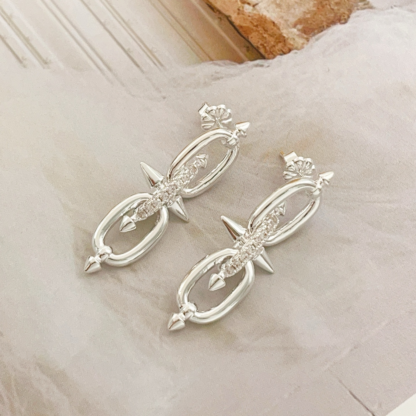Tiffany & Co. Tiffany*帝芙尼最新款，非常的上镜‼ 设计很特别值得入手 高级手工坊系列