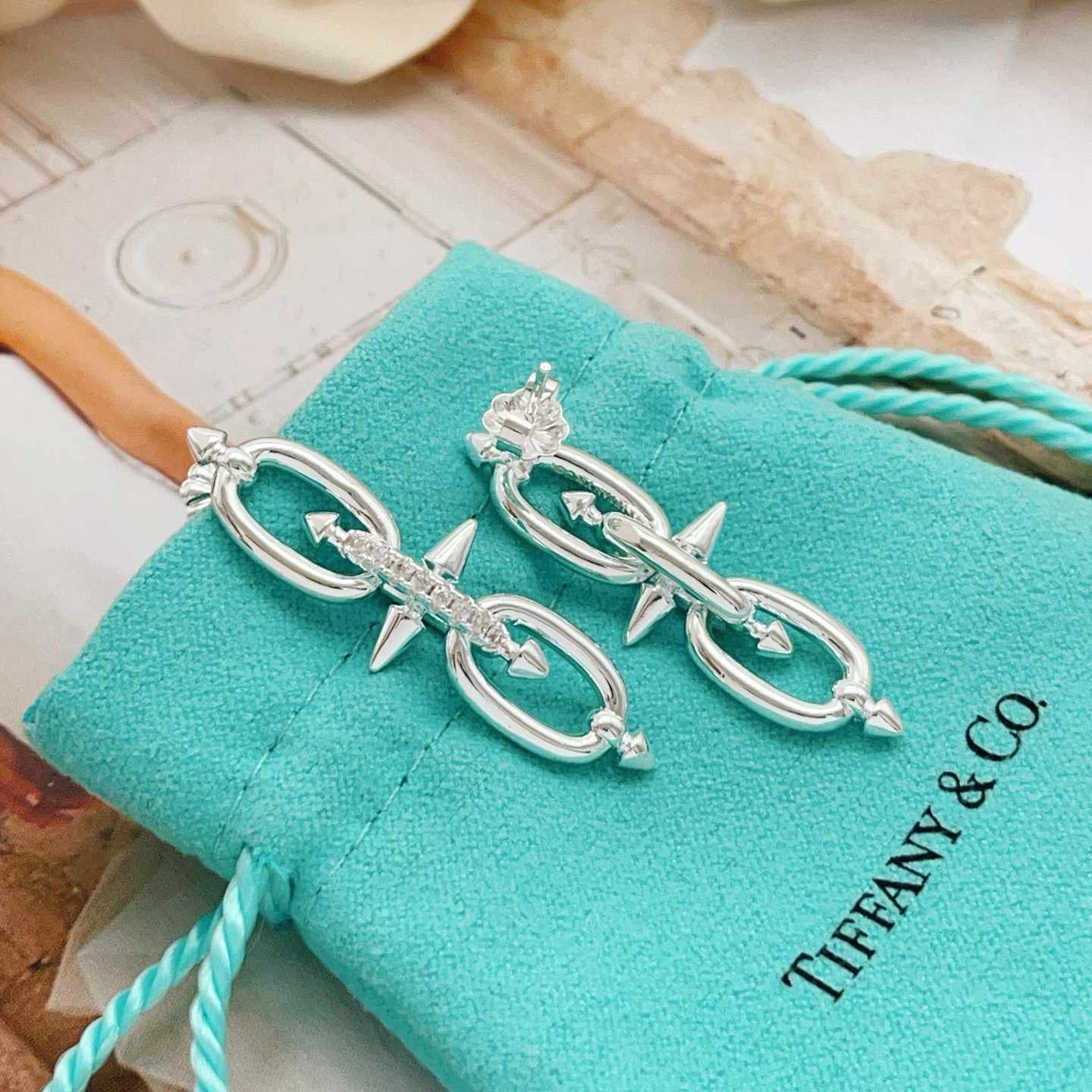 Tiffany & Co. Tiffany*帝芙尼最新款，非常的上镜‼ 设计很特别值得入手 高级手工坊系列