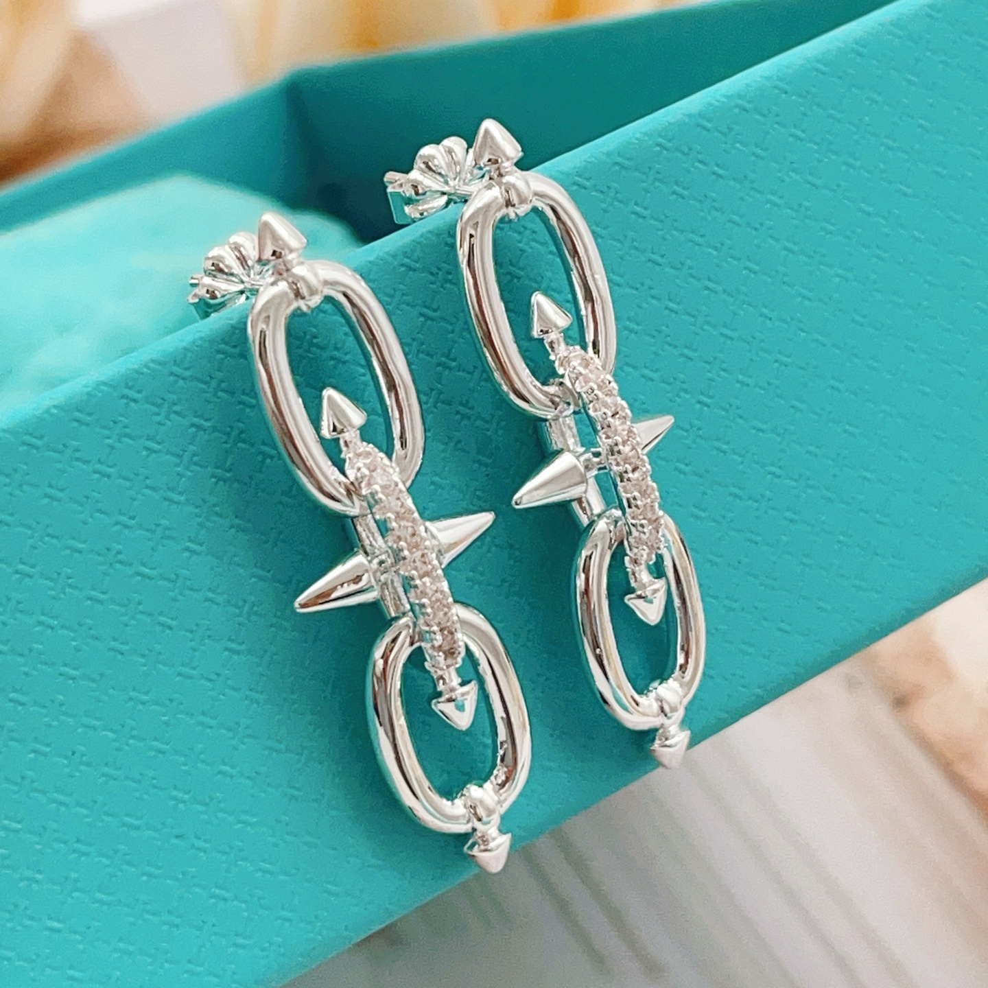 Tiffany & Co. Tiffany*帝芙尼最新款，非常的上镜‼ 设计很特别值得入手 高级手工坊系列