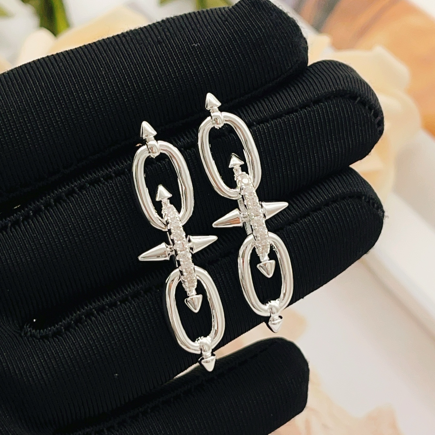 Tiffany & Co. Tiffany*帝芙尼最新款，非常的上镜‼ 设计很特别值得入手 高级手工坊系列