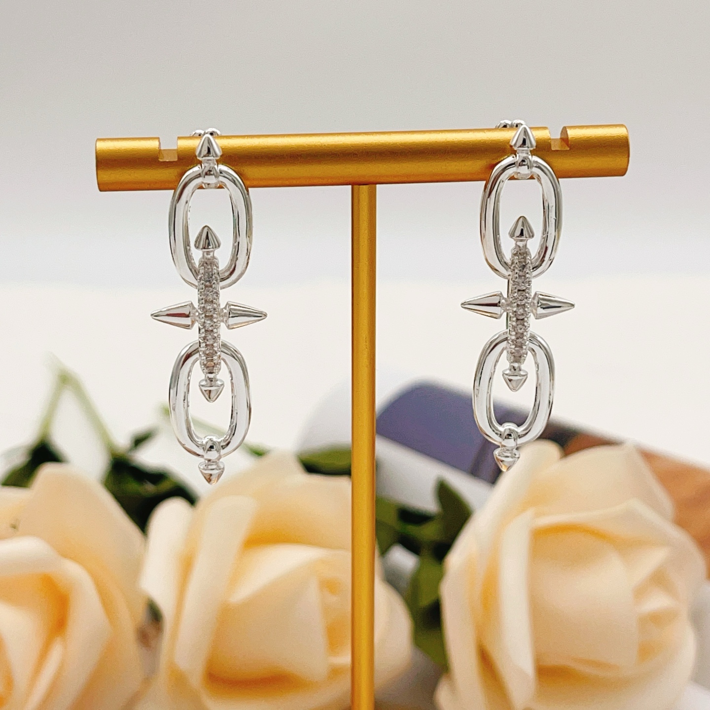 Tiffany & Co. Tiffany*帝芙尼最新款，非常的上镜‼ 设计很特别值得入手 高级手工坊系列