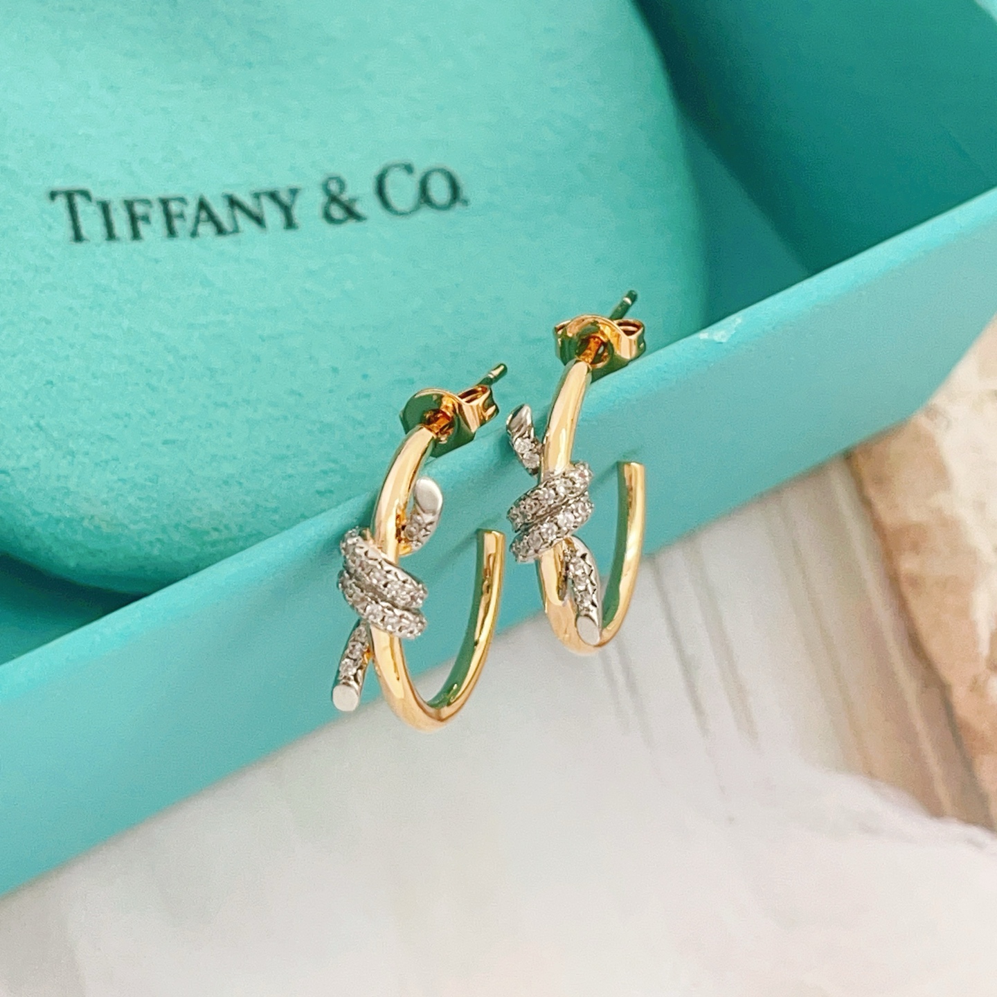 Tiffany & Co. Tiffany*帝芙尼最新款，非常的上镜‼ 设计很特别值得入手 高级手工坊系列