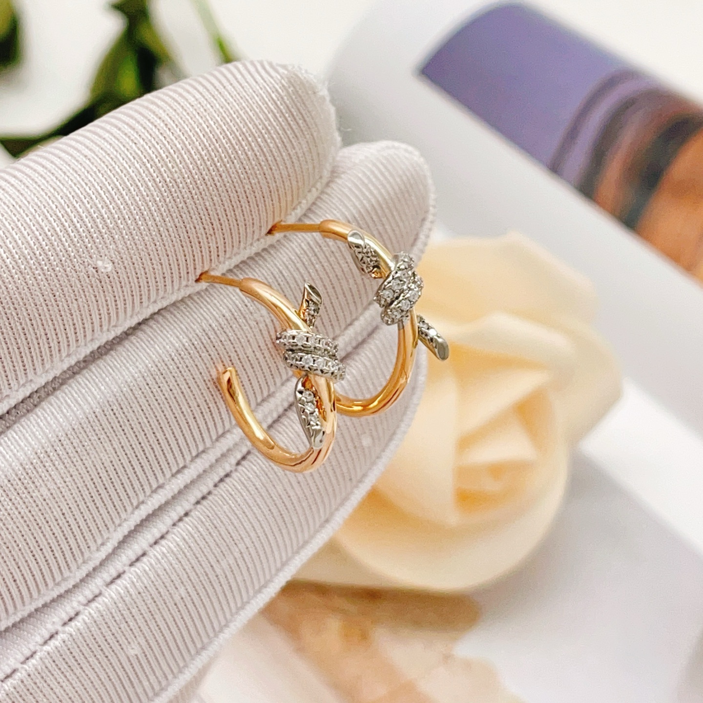 Tiffany & Co. Tiffany*帝芙尼最新款，非常的上镜‼ 设计很特别值得入手 高级手工坊系列