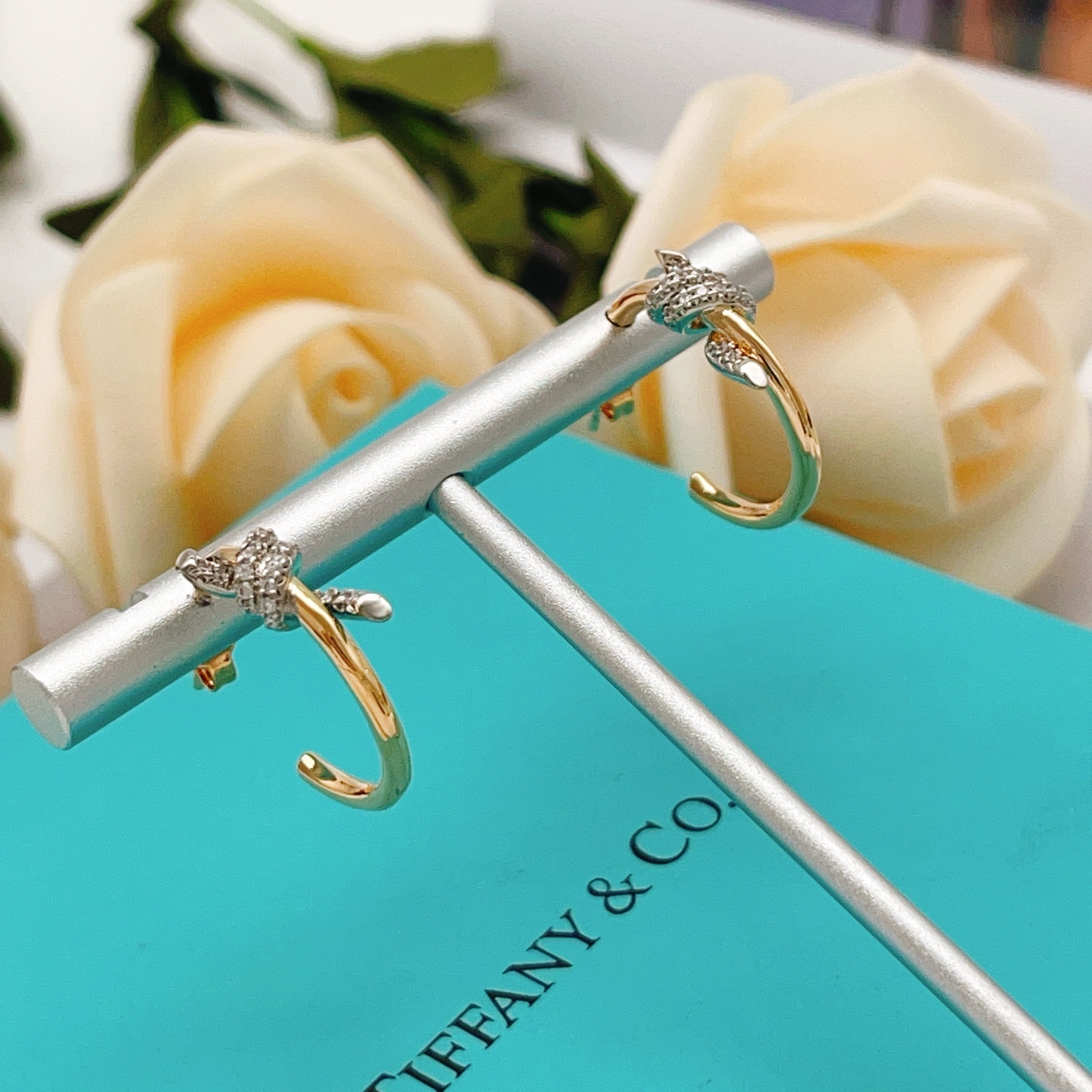 Tiffany & Co. Tiffany*帝芙尼最新款，非常的上镜‼ 设计很特别值得入手 高级手工坊系列