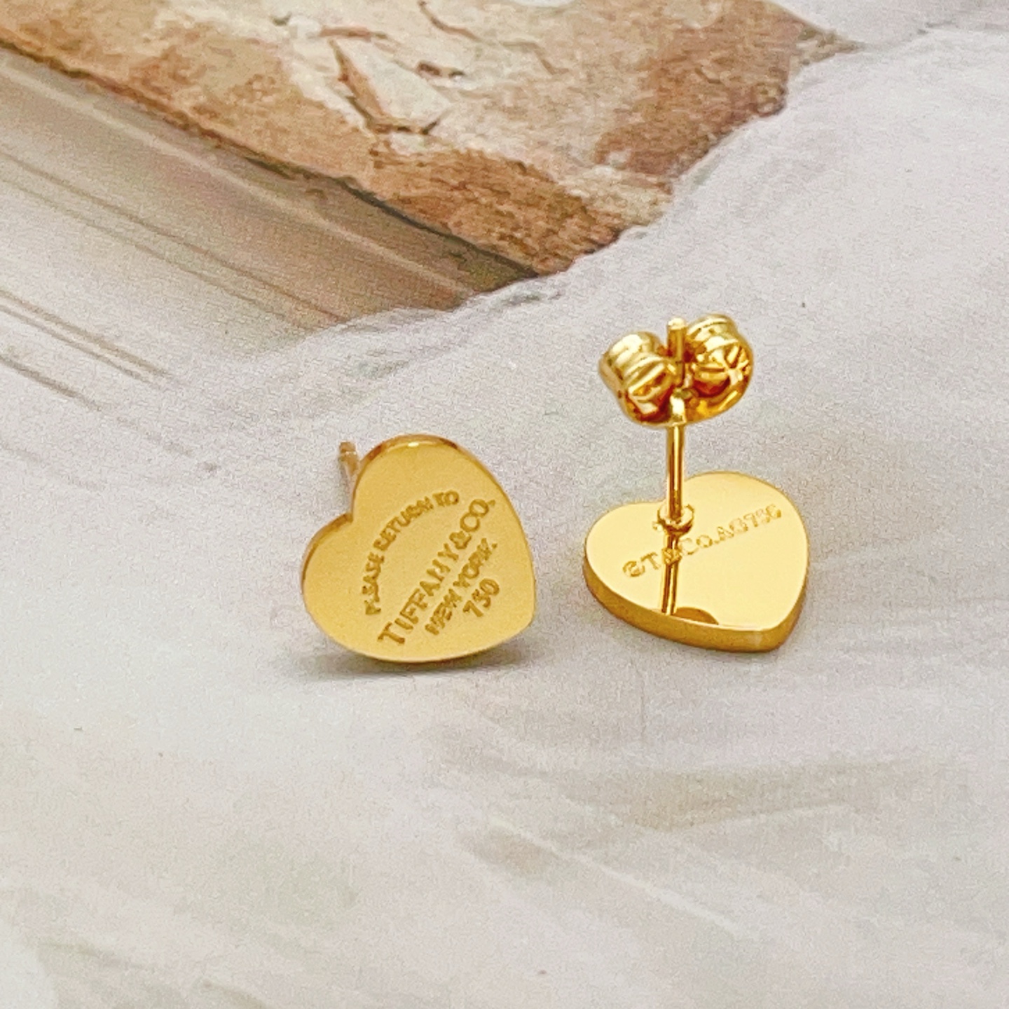 【Tiffany*帝芙尼最新款🆕🆕金色750爱心耳钉】一致官网黄铜材质，非常的上镜‼️设计很特别值得入手
