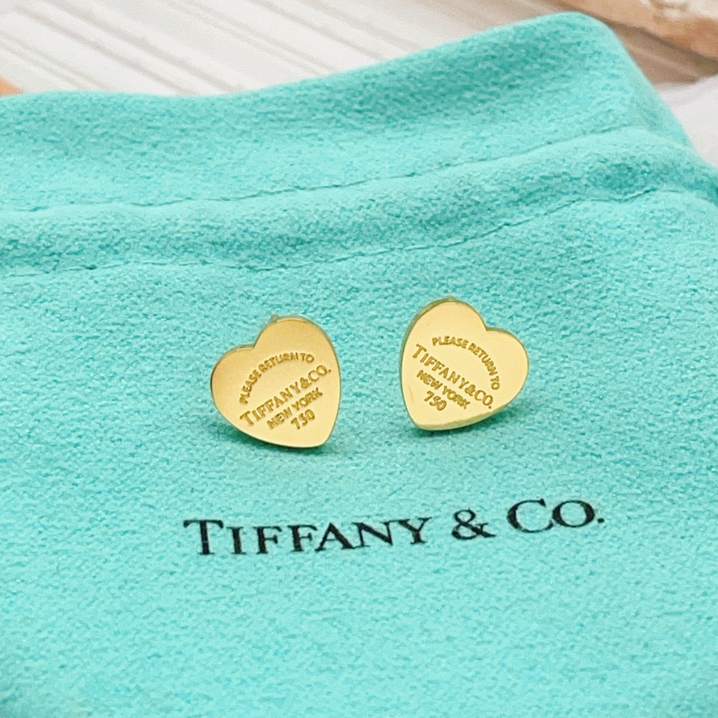 【Tiffany*帝芙尼最新款🆕🆕金色750爱心耳钉】一致官网黄铜材质，非常的上镜‼️设计很特别值得入手