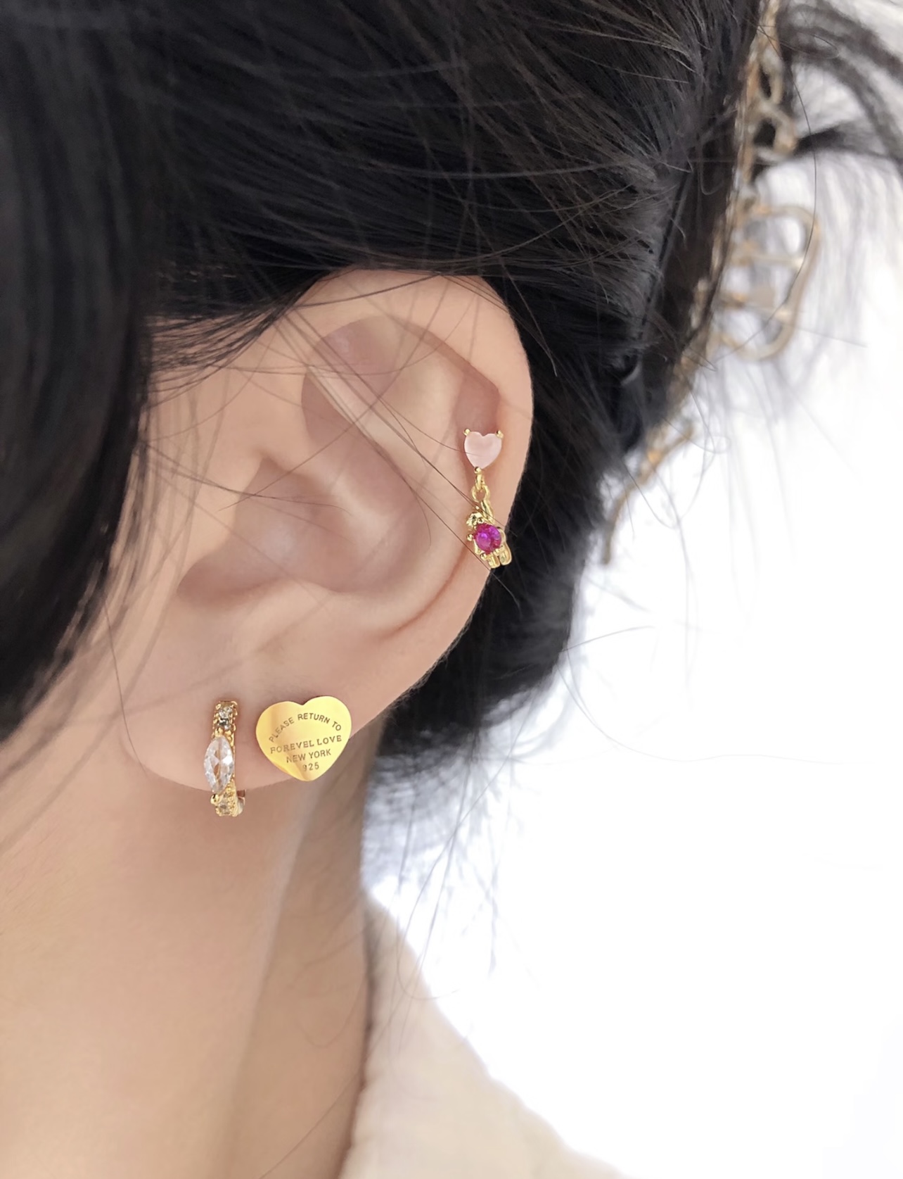 【Tiffany*帝芙尼最新款🆕🆕金色750爱心耳钉】一致官网黄铜材质，非常的上镜‼️设计很特别值得入手