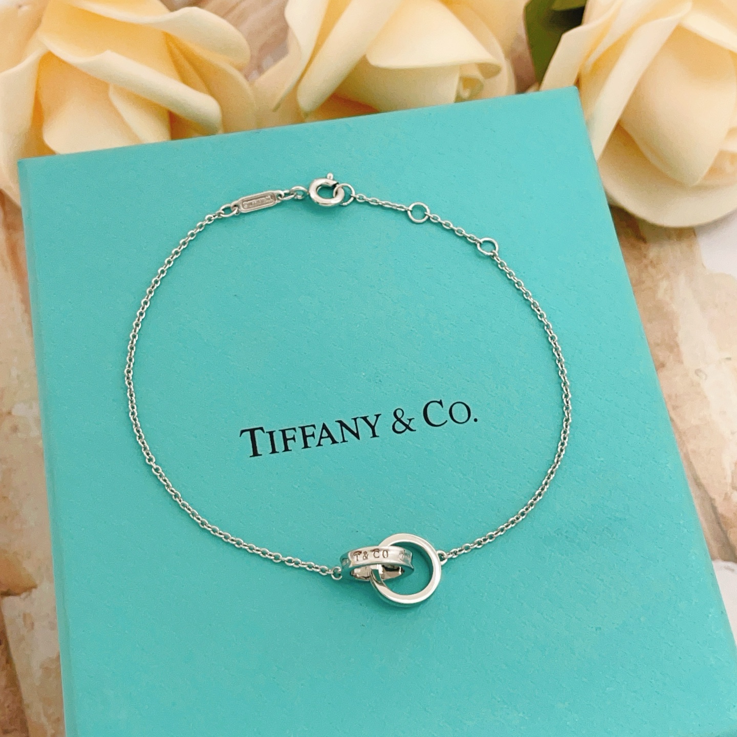 Tiffany & Co. Tiffany*帝芙尼最新款，非常的上镜‼ 设计很特别值得入手 高级手工坊系列