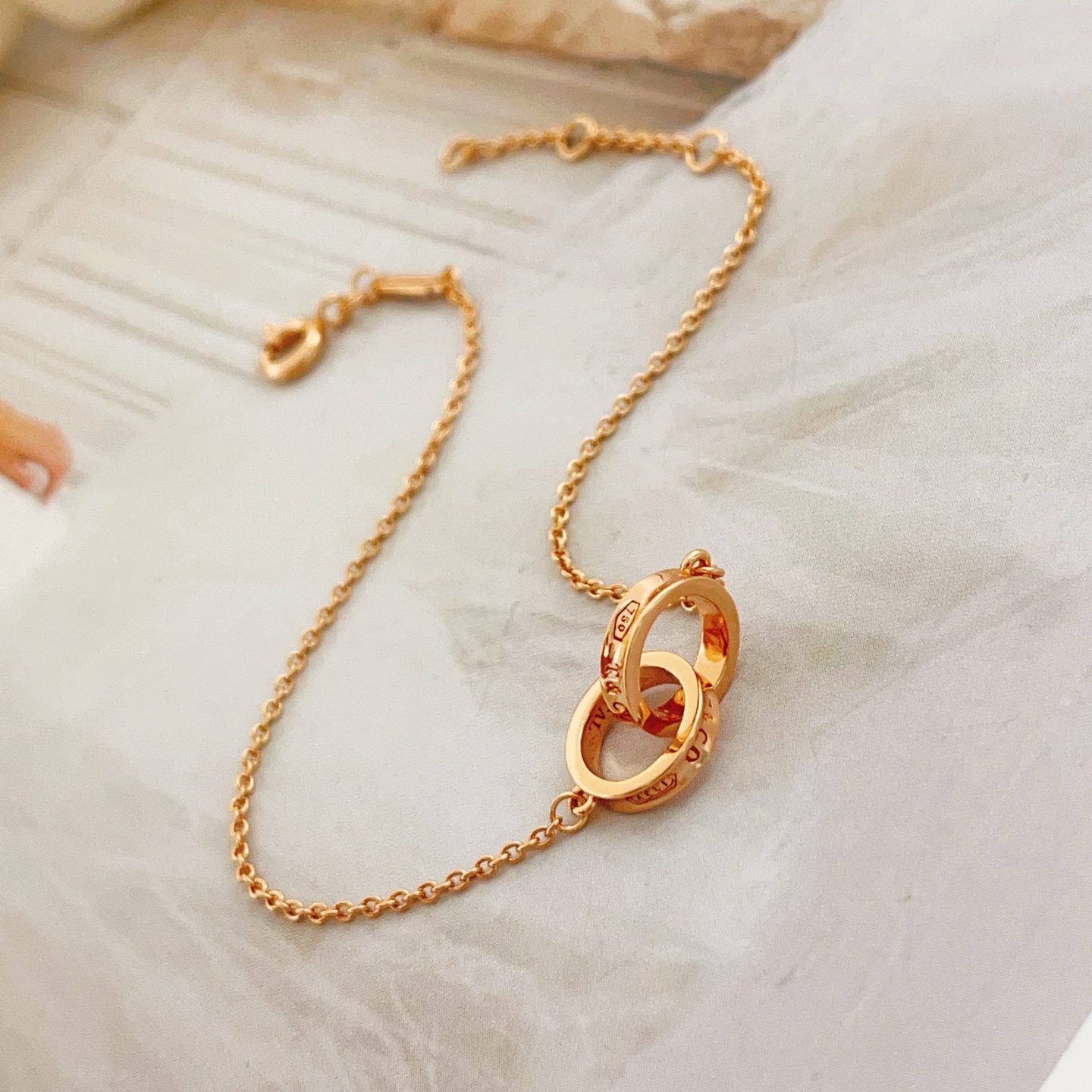 Tiffany & Co. Tiffany*帝芙尼最新款，非常的上镜‼ 设计很特别值得入手 高级手工坊系列