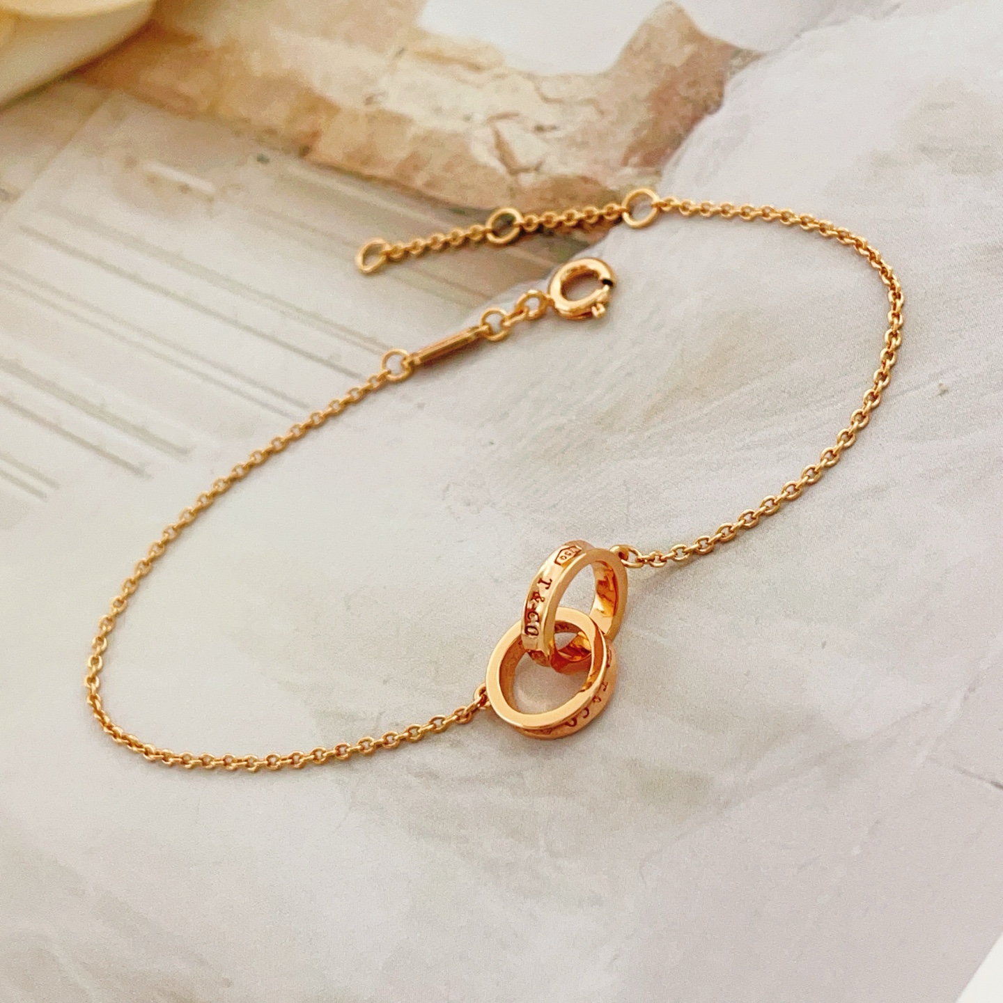 Tiffany & Co. Tiffany*帝芙尼最新款，非常的上镜‼ 设计很特别值得入手 高级手工坊系列