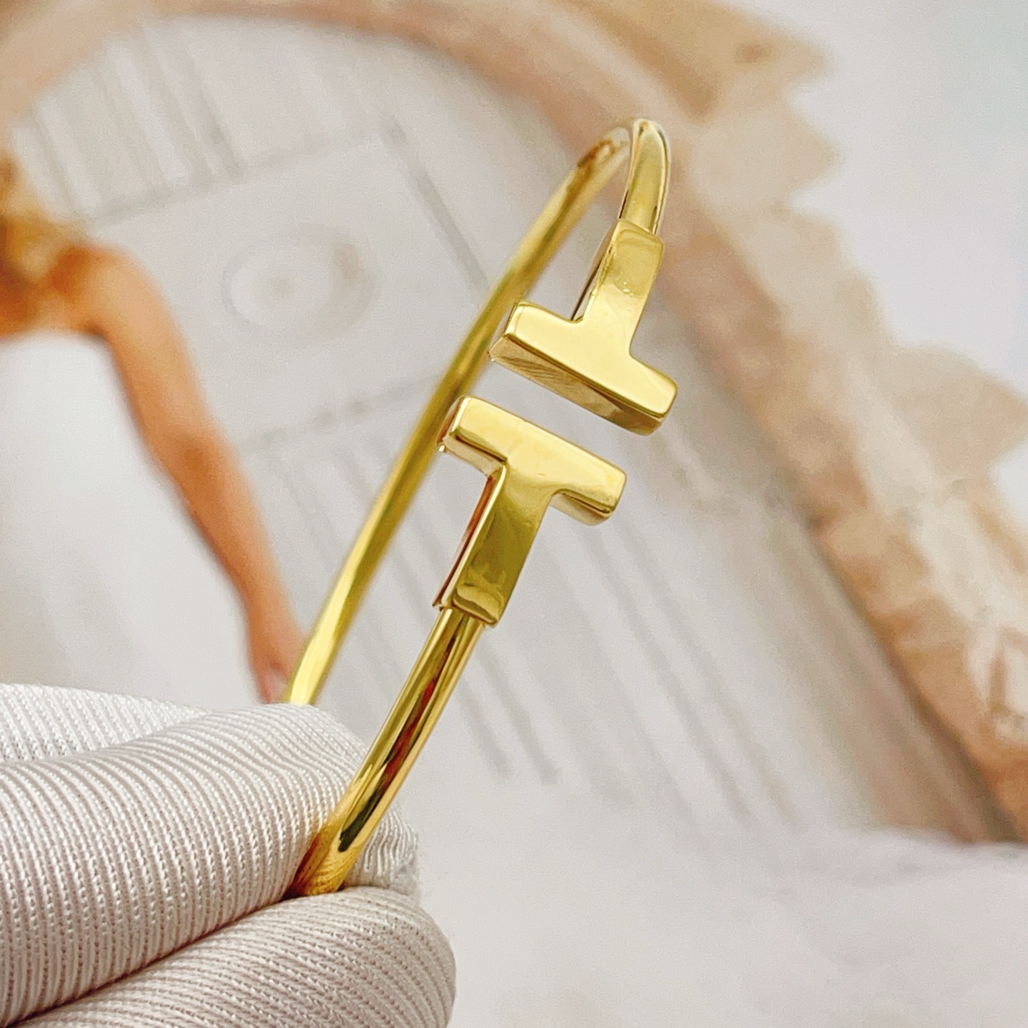 Tiffany & Co. Tiffany*帝芙尼最新款，非常的上镜‼ 设计很特别值得入手 高级手工坊系列