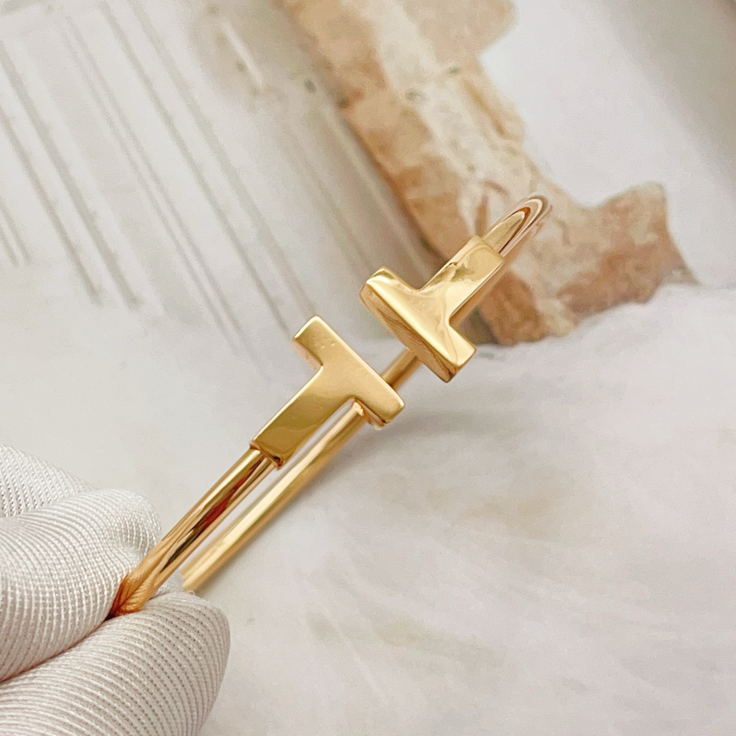 Tiffany & Co. Tiffany*帝芙尼最新款，非常的上镜‼ 设计很特别值得入手 高级手工坊系列