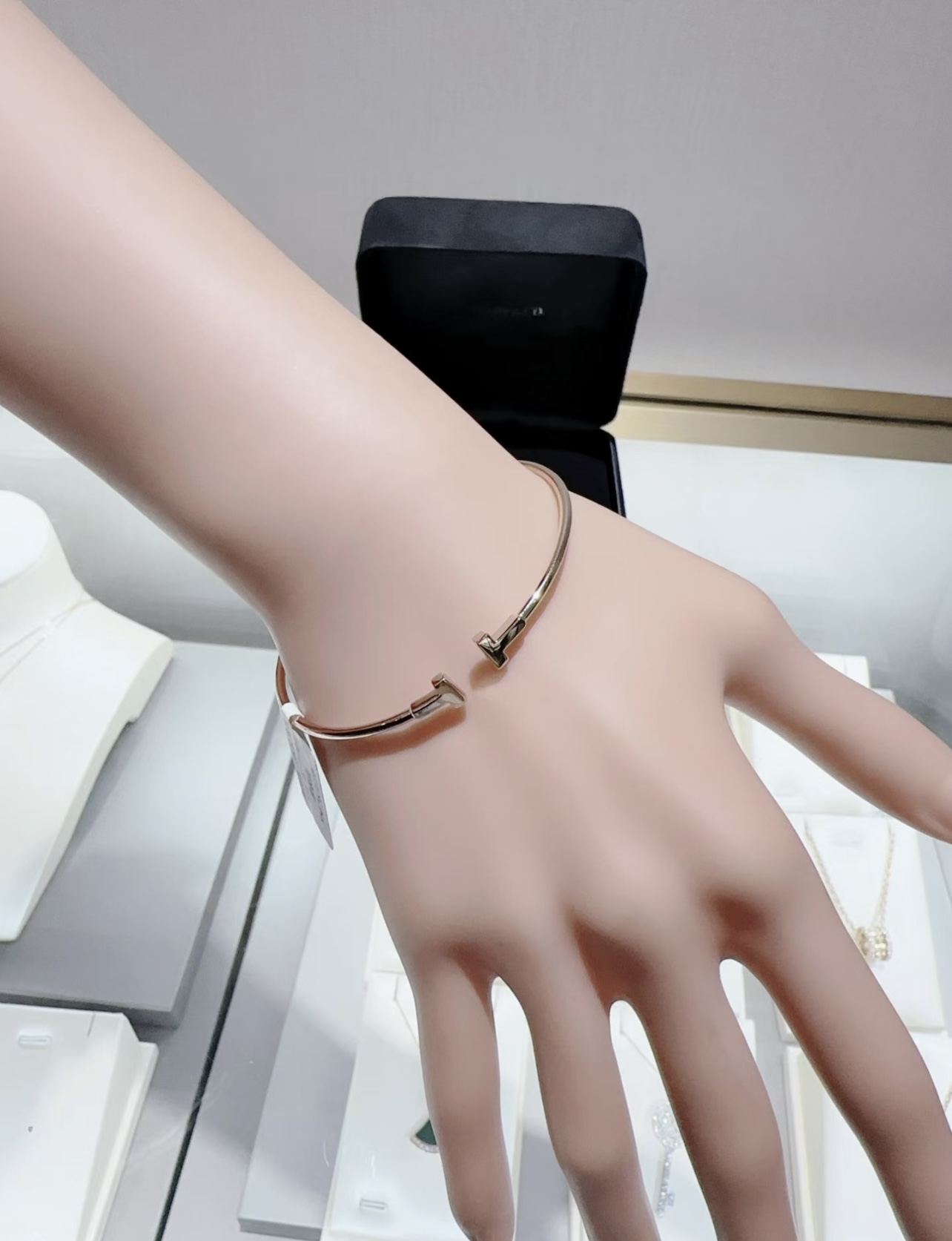 Tiffany & Co. Tiffany*帝芙尼最新款，非常的上镜‼ 设计很特别值得入手 高级手工坊系列