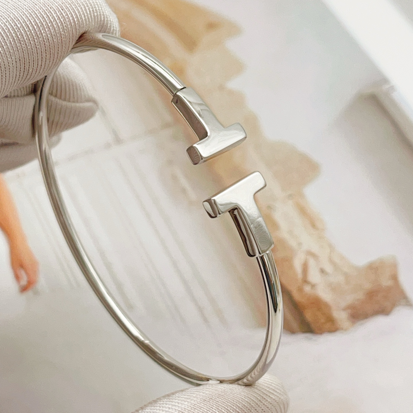 Tiffany & Co. Tiffany*帝芙尼最新款，非常的上镜‼ 设计很特别值得入手 高级手工坊系列