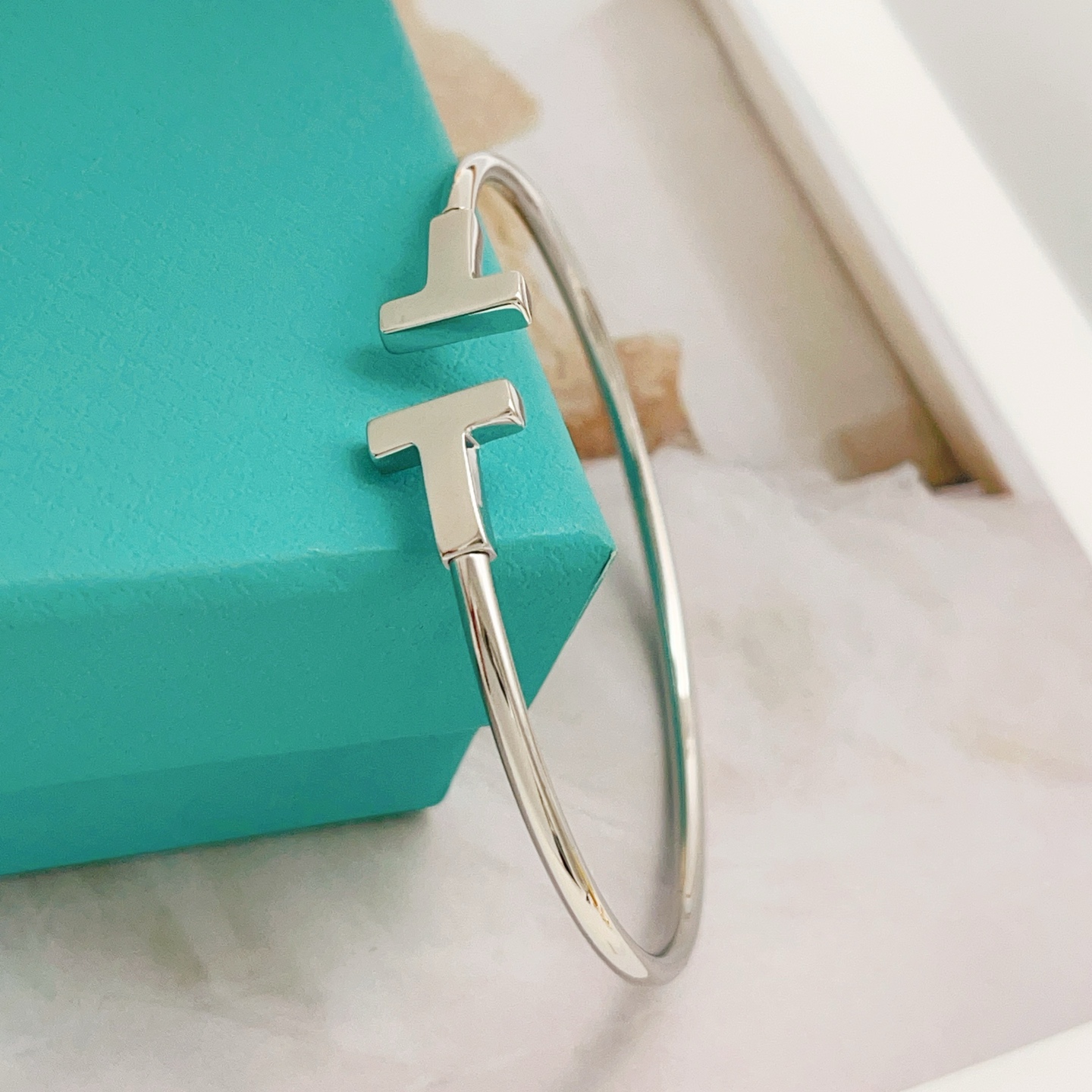 Tiffany & Co. Tiffany*帝芙尼最新款，非常的上镜‼ 设计很特别值得入手 高级手工坊系列