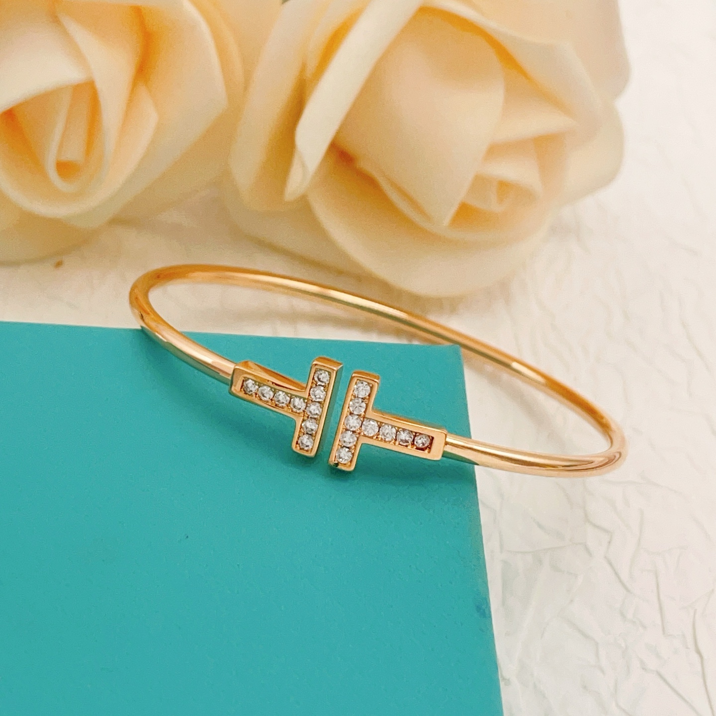 Tiffany & Co. Tiffany*帝芙尼最新款，非常的上镜‼ 设计很特别值得入手 高级手工坊系列