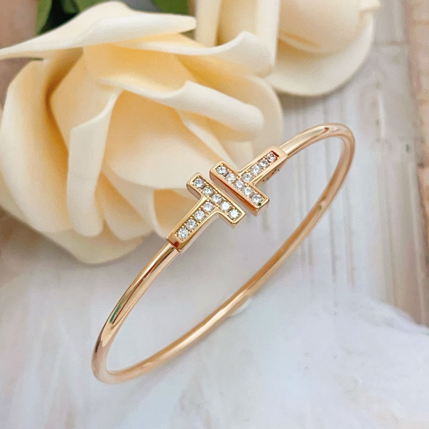 Tiffany & Co. Tiffany*帝芙尼最新款，非常的上镜‼ 设计很特别值得入手 高级手工坊系列