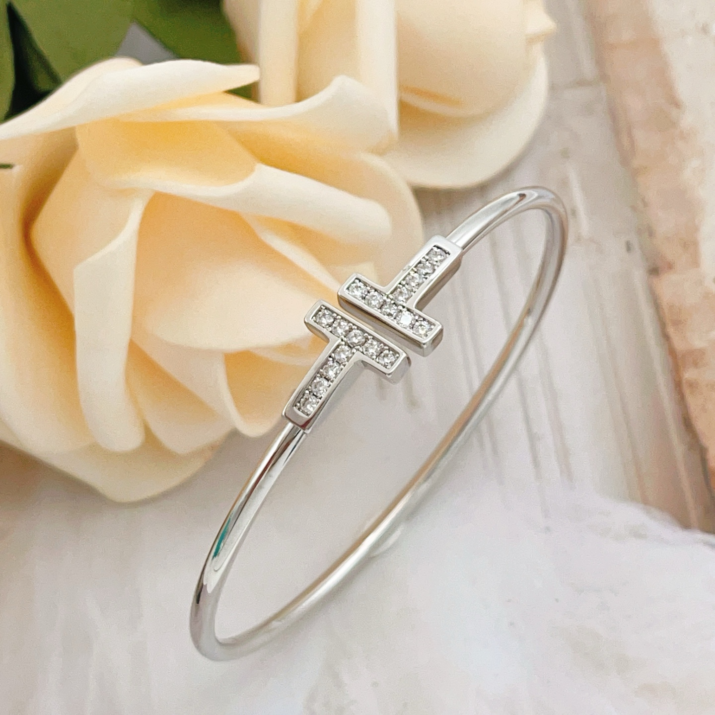 Tiffany & Co. Tiffany*帝芙尼最新款，非常的上镜‼ 设计很特别值得入手 高级手工坊系列