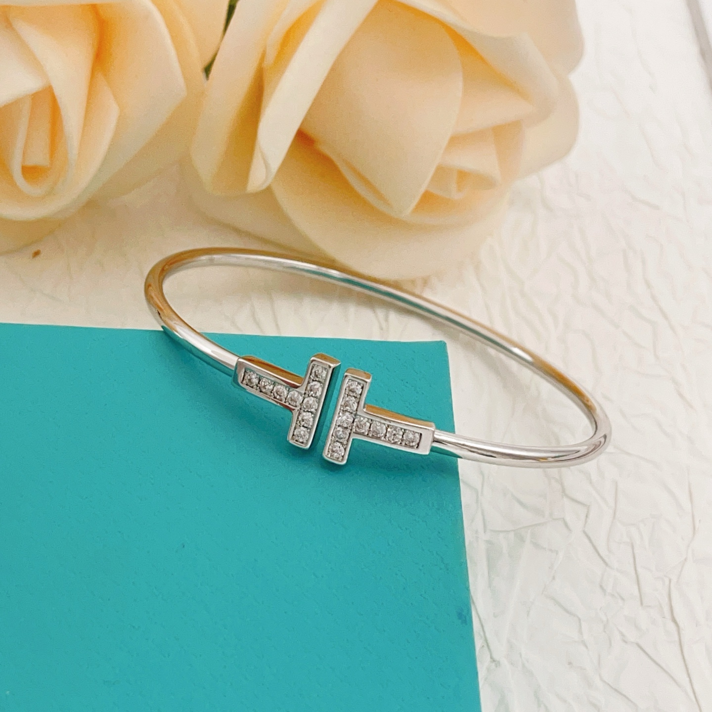 Tiffany & Co. Tiffany*帝芙尼最新款，非常的上镜‼ 设计很特别值得入手 高级手工坊系列