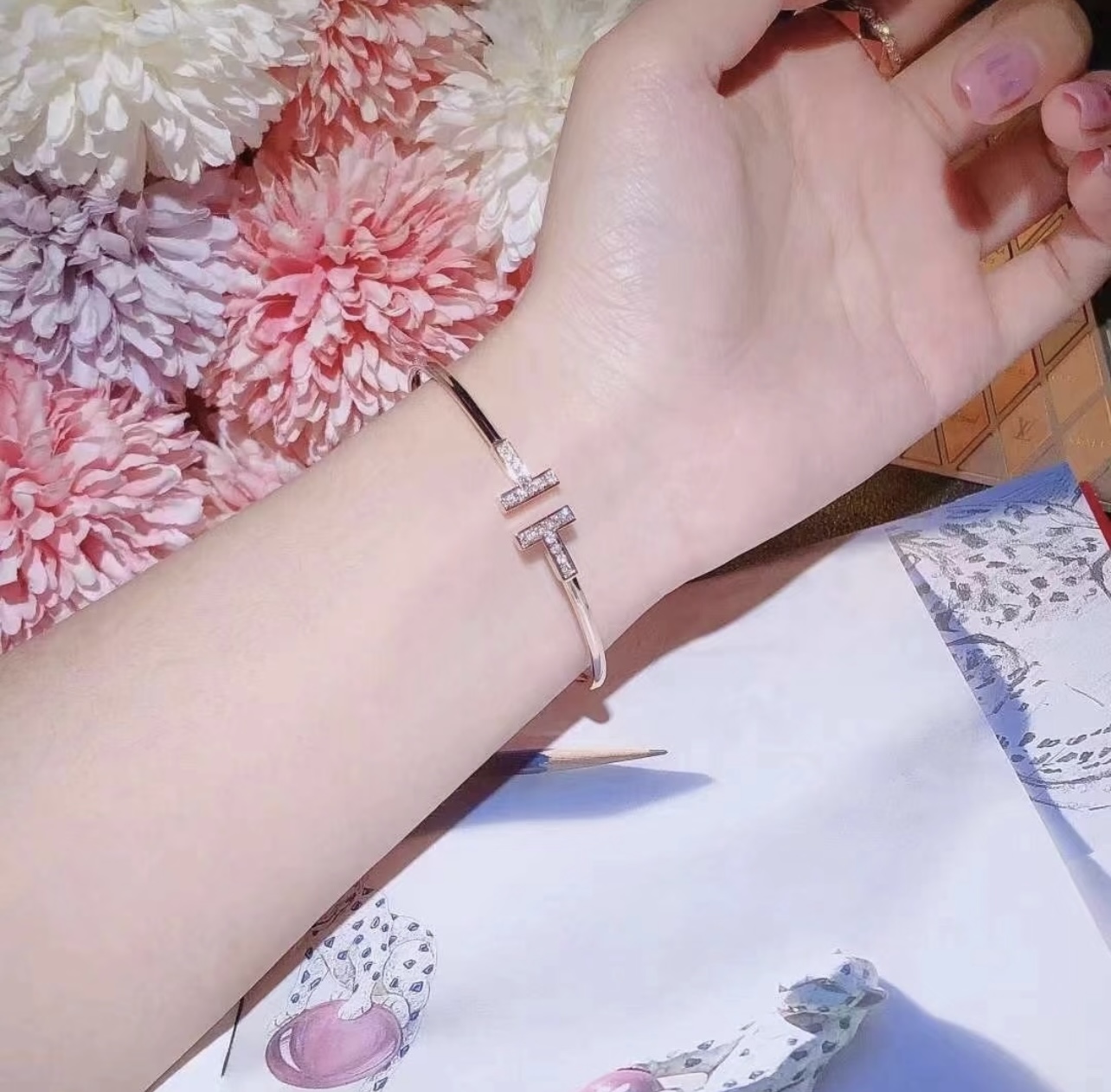 Tiffany & Co. Tiffany*帝芙尼最新款，非常的上镜‼ 设计很特别值得入手 高级手工坊系列