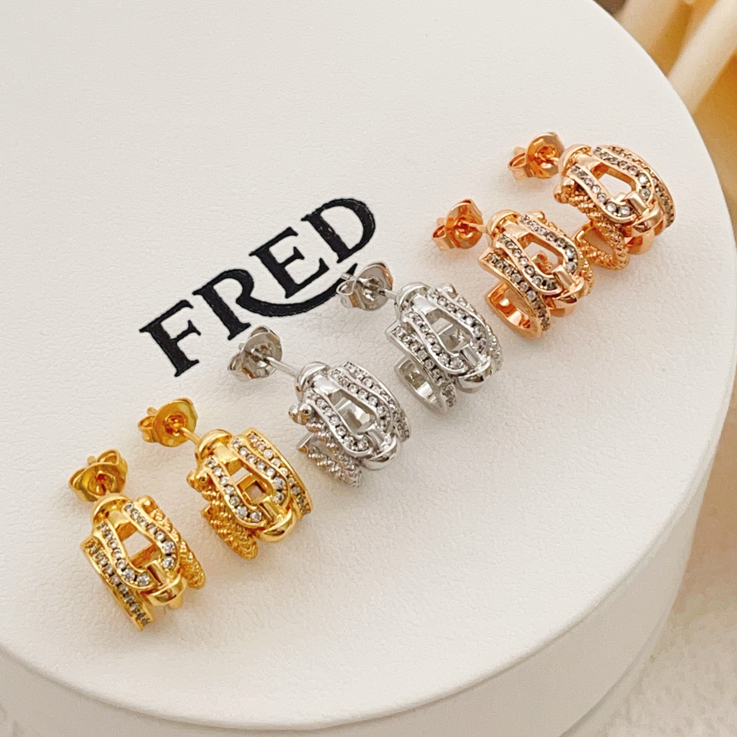 【FRDE最新款🆕🆕玫瑰金马蹄扣耳钉】一致官网黄铜材质，非常的上镜‼️设计很特别值得入手。高级手工坊系列
