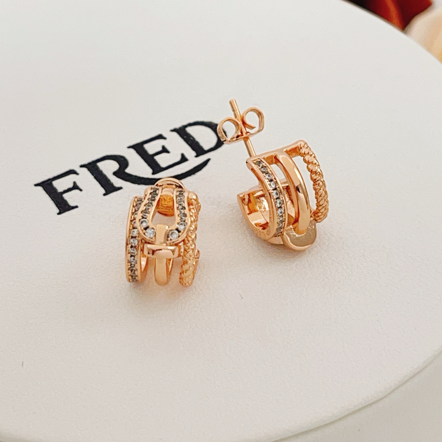 【FRDE最新款🆕🆕玫瑰金马蹄扣耳钉】一致官网黄铜材质，非常的上镜‼️设计很特别值得入手。高级手工坊系列