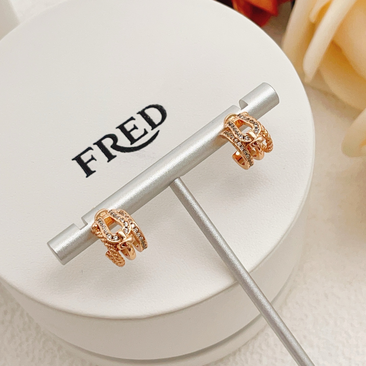 【FRDE最新款🆕🆕玫瑰金马蹄扣耳钉】一致官网黄铜材质，非常的上镜‼️设计很特别值得入手。高级手工坊系列