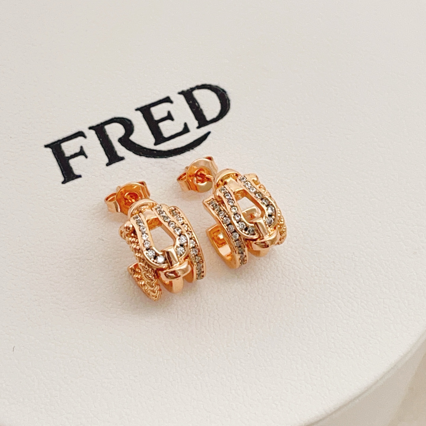 【FRDE最新款🆕🆕玫瑰金马蹄扣耳钉】一致官网黄铜材质，非常的上镜‼️设计很特别值得入手。高级手工坊系列