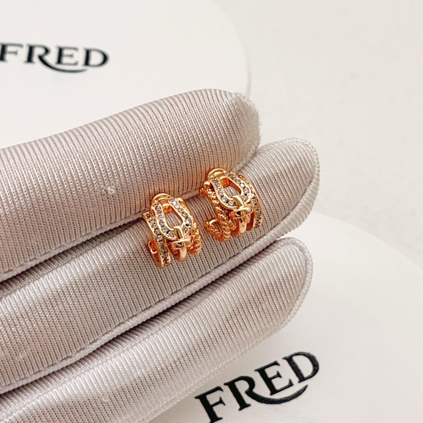 【FRDE最新款🆕🆕玫瑰金马蹄扣耳钉】一致官网黄铜材质，非常的上镜‼️设计很特别值得入手。高级手工坊系列