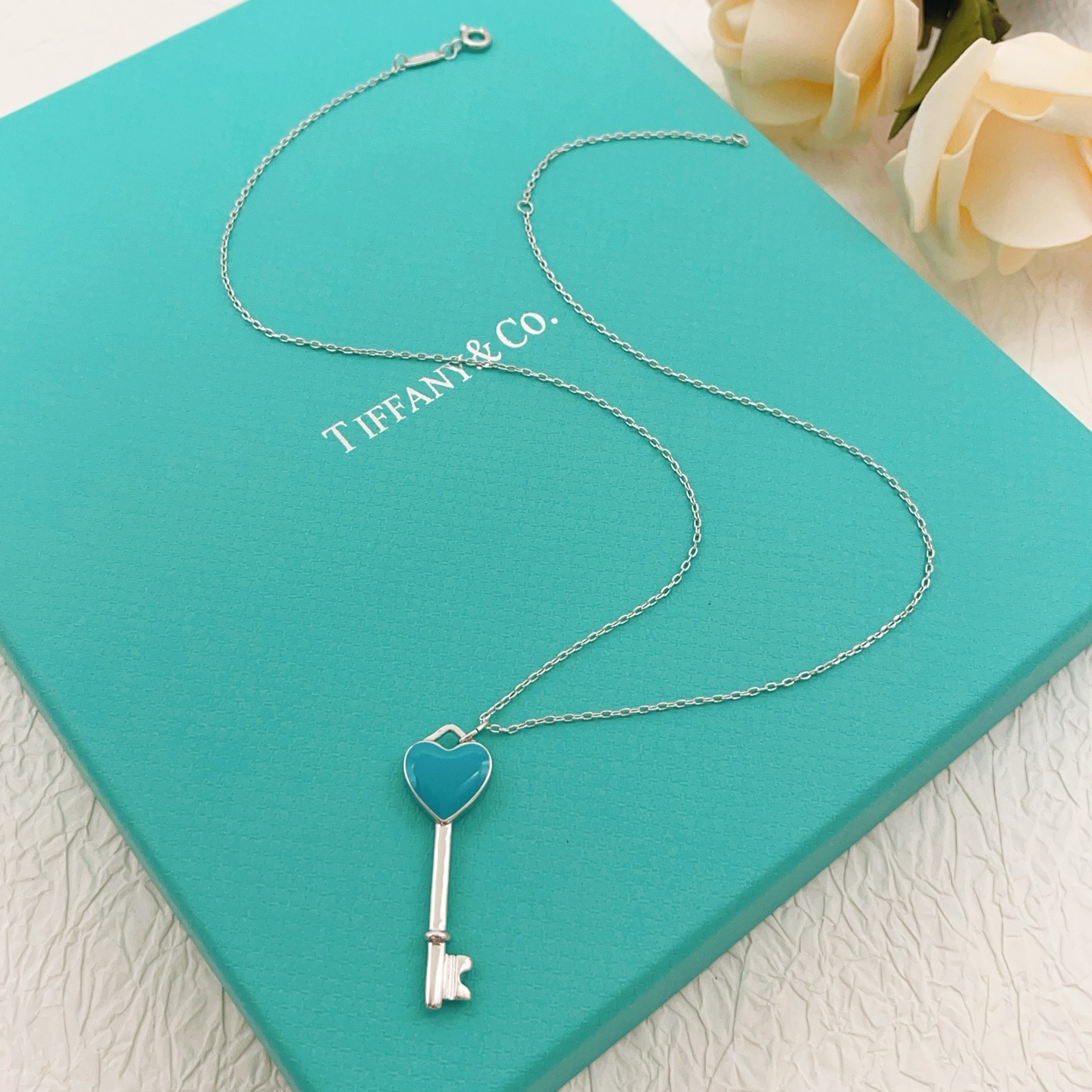 Tiffany & Co. Tiffany*帝芙尼最新款，非常的上镜‼ 设计很特别值得入手 高级手工坊系列
