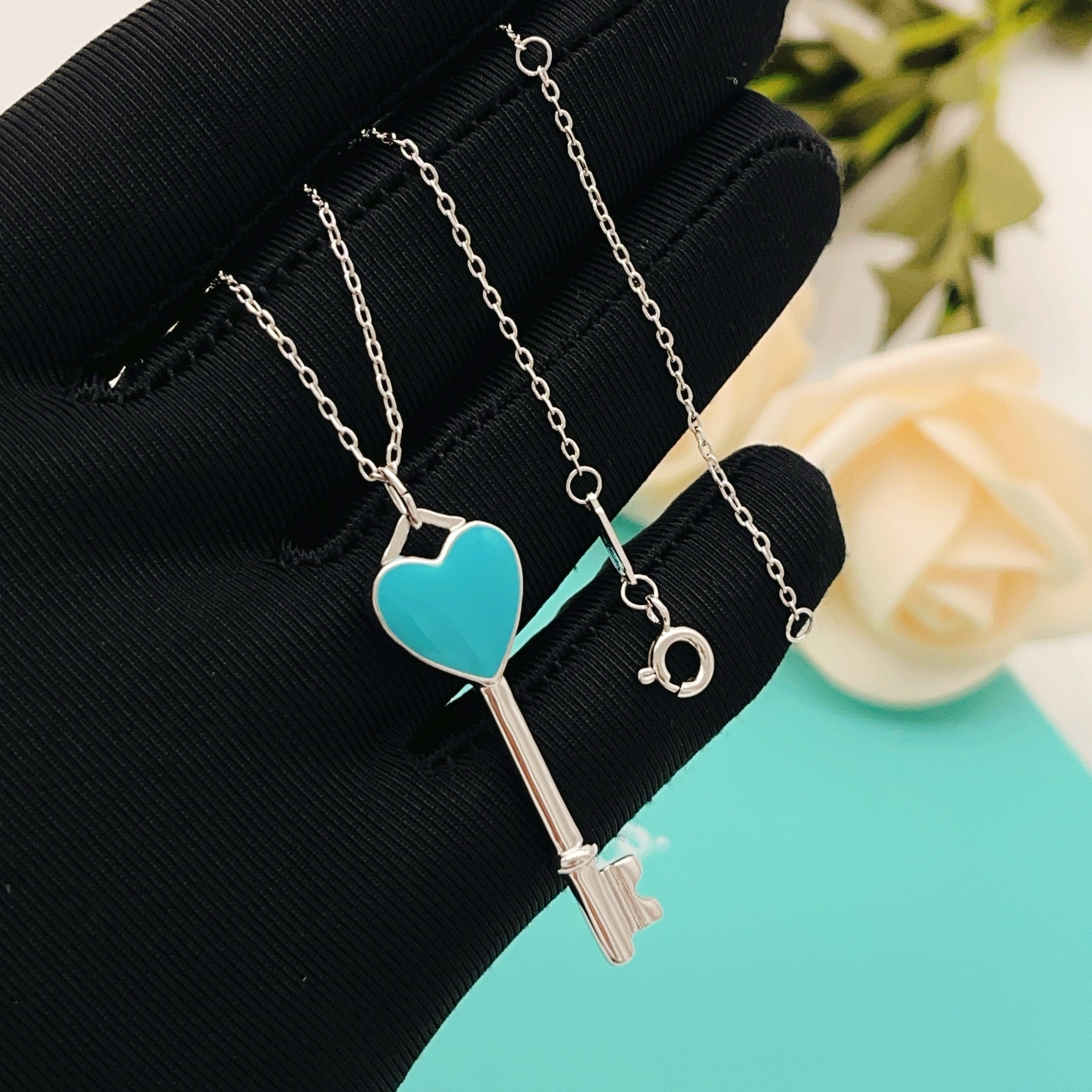 Tiffany & Co. Tiffany*帝芙尼最新款，非常的上镜‼ 设计很特别值得入手 高级手工坊系列