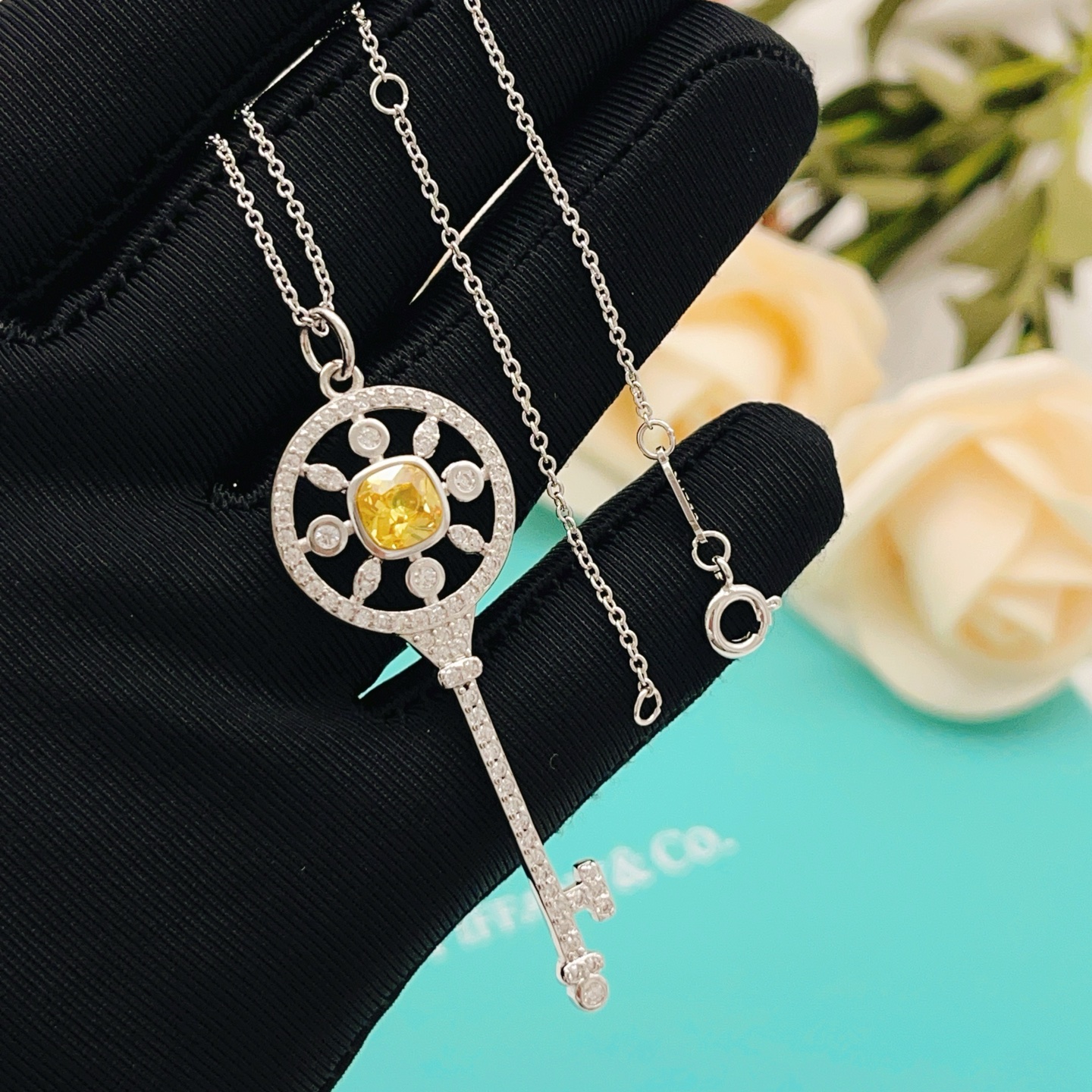 Tiffany & Co. Tiffany*帝芙尼最新款，非常的上镜‼ 设计很特别值得入手 高级手工坊系列