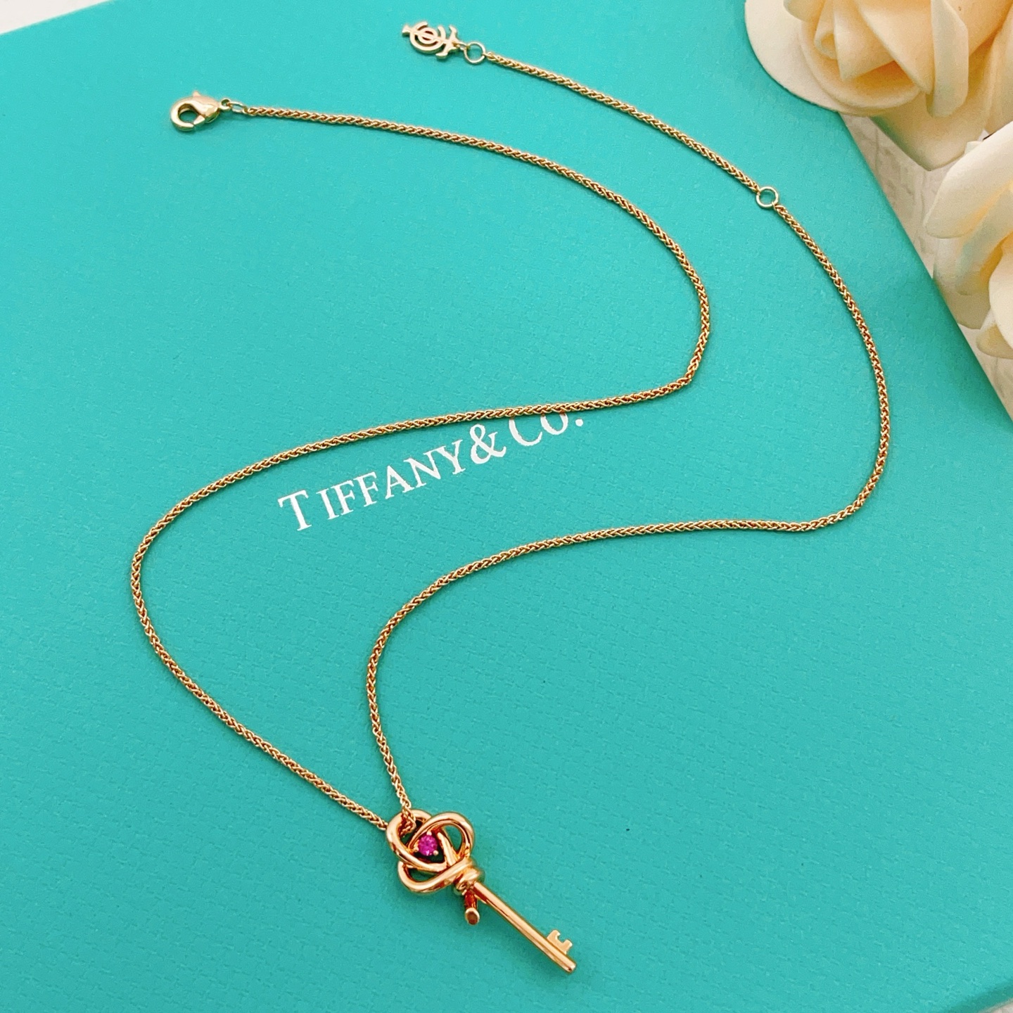 Tiffany & Co. Tiffany*帝芙尼最新款，非常的上镜‼ 设计很特别值得入手 高级手工坊系列