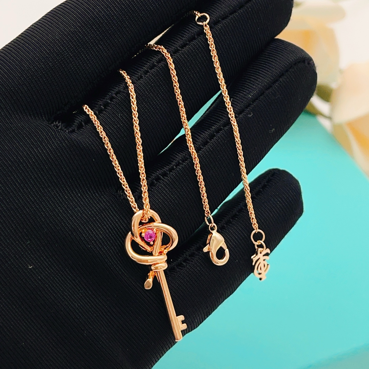 Tiffany & Co. Tiffany*帝芙尼最新款，非常的上镜‼ 设计很特别值得入手 高级手工坊系列