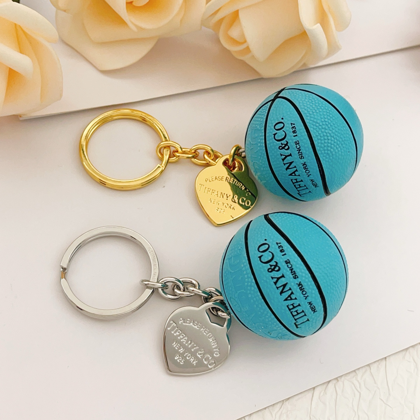 【Tiffany*帝芙尼最新款🆕🆕银色蓝球钥匙扣】一致官网黄铜材质，非常的上镜‼️设计很特别值得入手。高