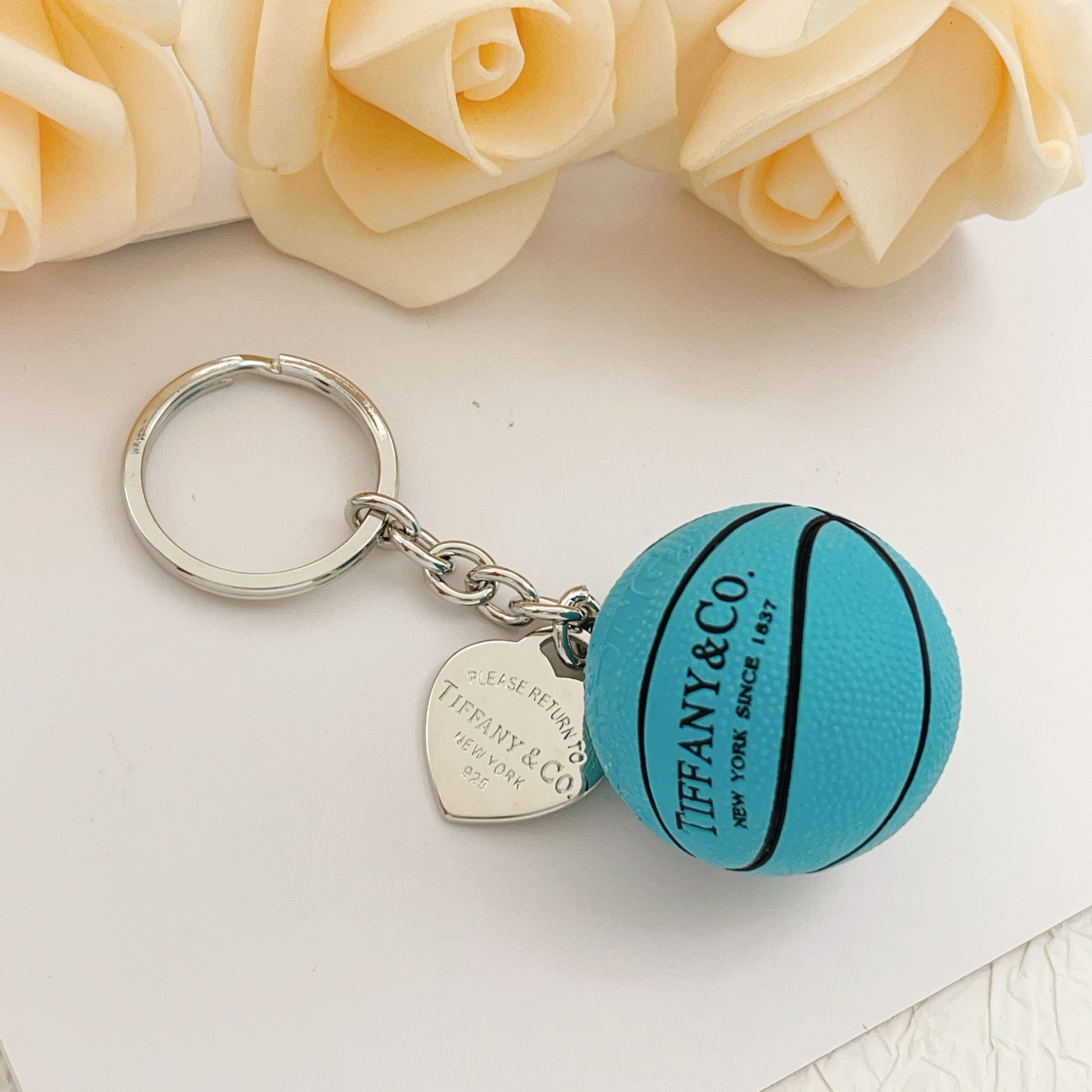 【Tiffany*帝芙尼最新款🆕🆕银色蓝球钥匙扣】一致官网黄铜材质，非常的上镜‼️设计很特别值得入手。高