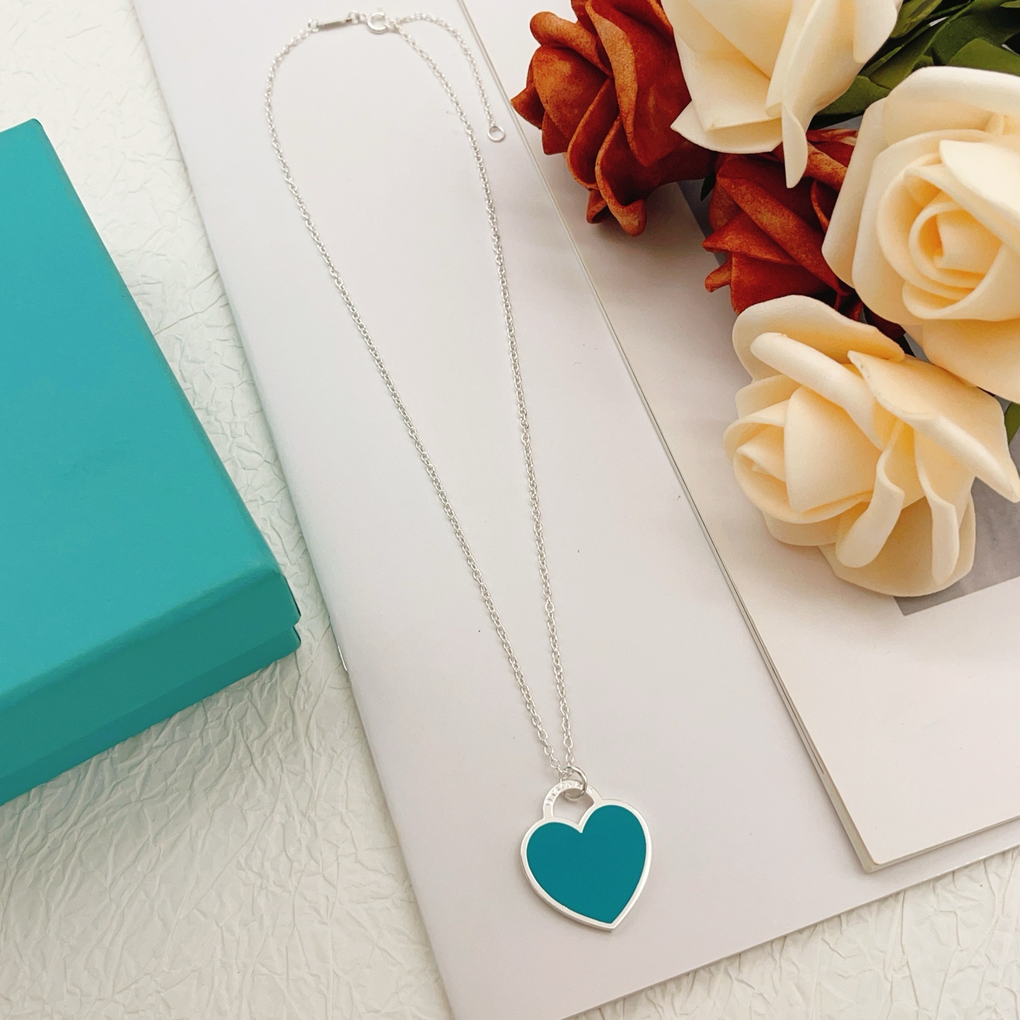 【Tiffany*帝芙尼最新款🆕🆕银色蓝绿爱心项链】一致官网黄铜材质，非常的上镜‼️设计很特别值得入手高