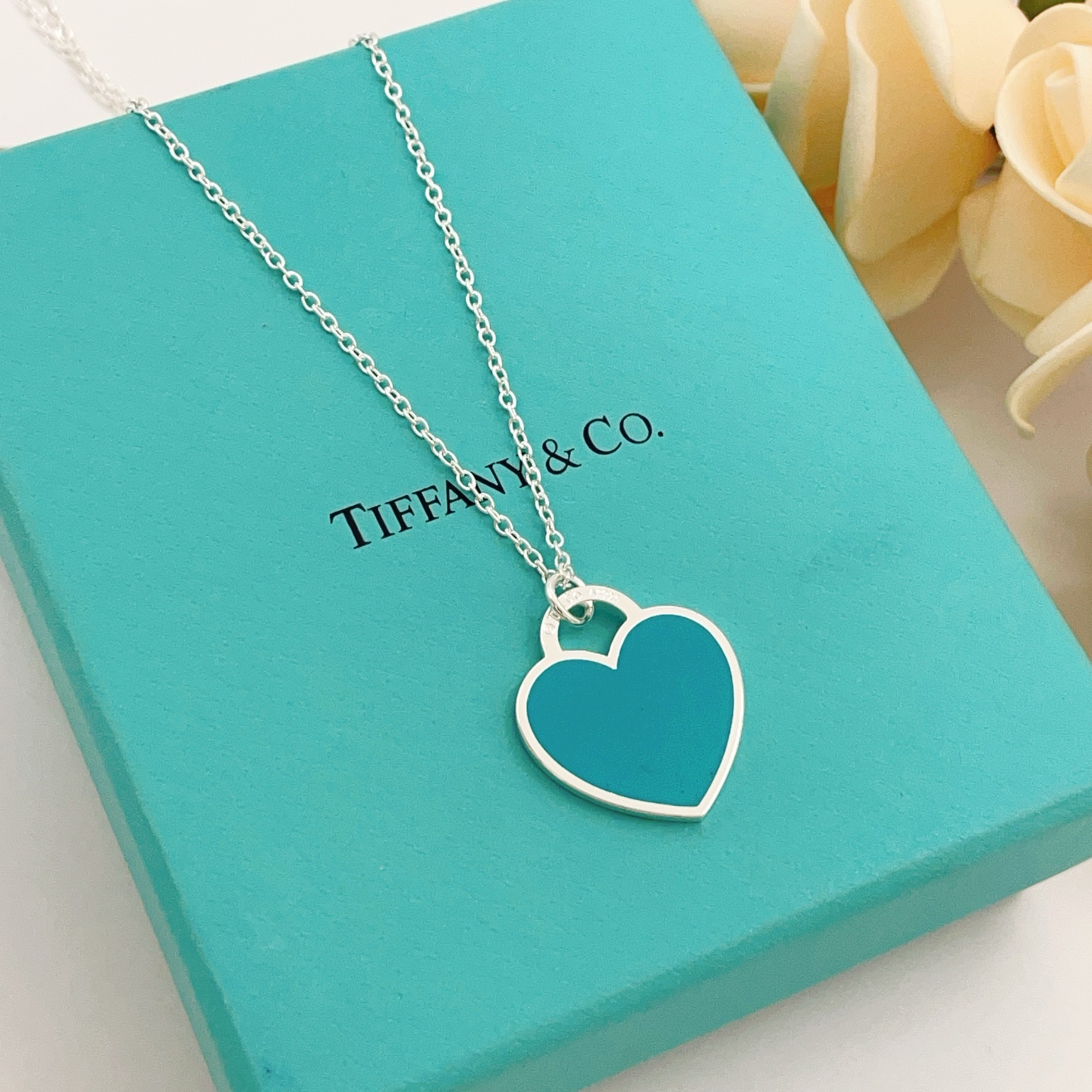 【Tiffany*帝芙尼最新款🆕🆕银色蓝绿爱心项链】一致官网黄铜材质，非常的上镜‼️设计很特别值得入手高