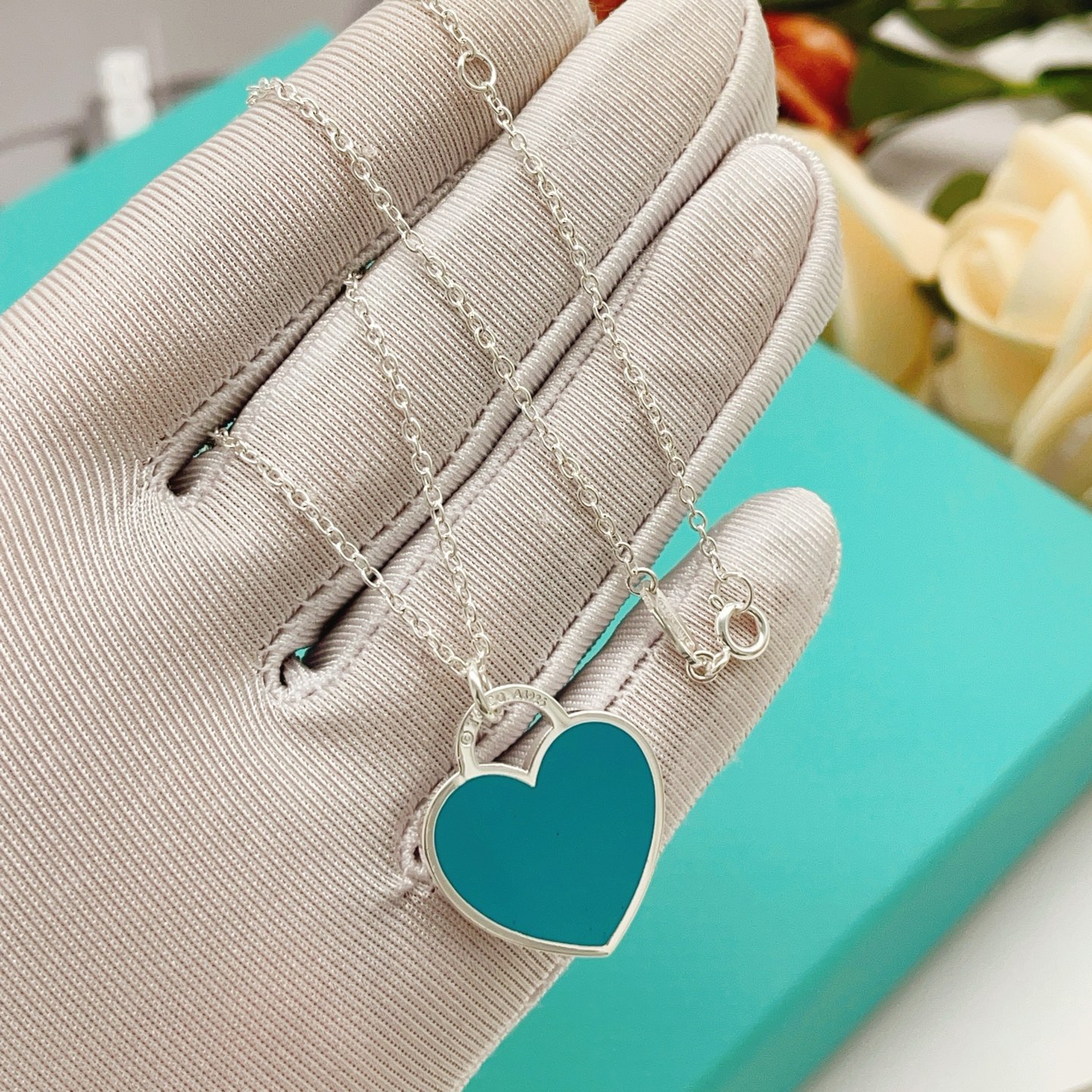 【Tiffany*帝芙尼最新款🆕🆕银色蓝绿爱心项链】一致官网黄铜材质，非常的上镜‼️设计很特别值得入手高