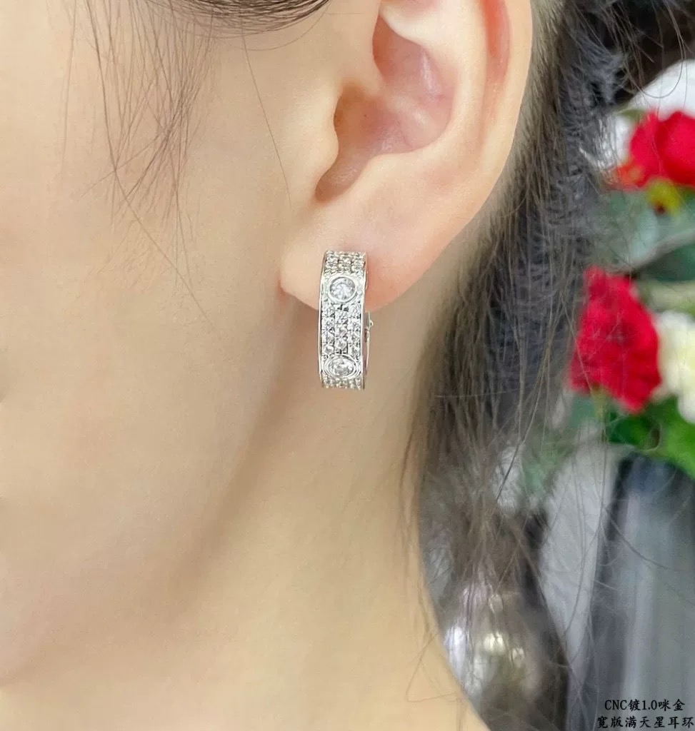 Cartier Cartie*最新款 耳钉一致ZP黄铜材质，非常的上镜‼ 设计很特别值得入手 高级手工坊系列