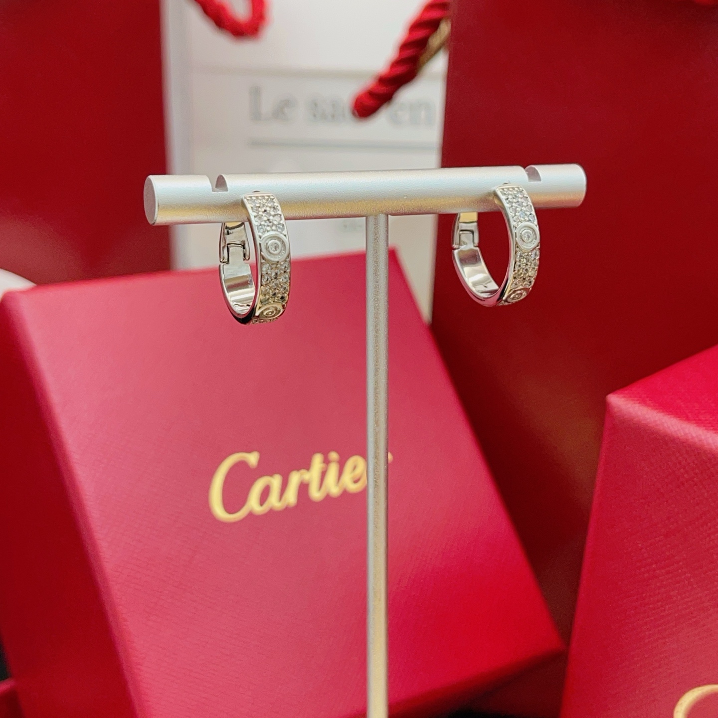 Cartier Cartie*最新款 耳钉一致ZP黄铜材质，非常的上镜‼ 设计很特别值得入手 高级手工坊系列