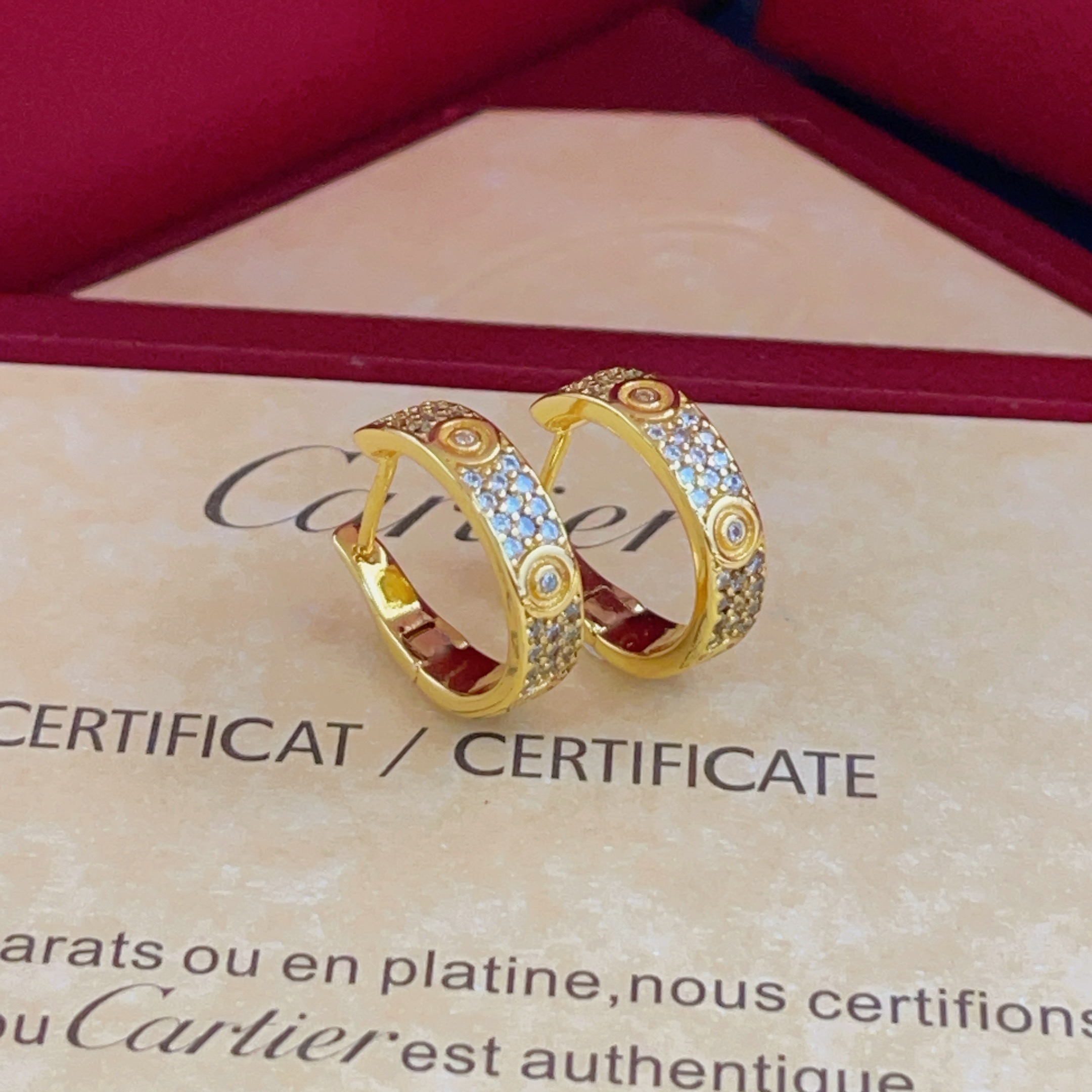 Cartier Cartie*最新款 耳钉一致ZP黄铜材质，非常的上镜‼ 设计很特别值得入手 高级手工坊系列